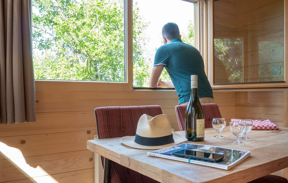 Cabane Chaumine : une échappée belle sur pilotis à Villalier — environnement naturel