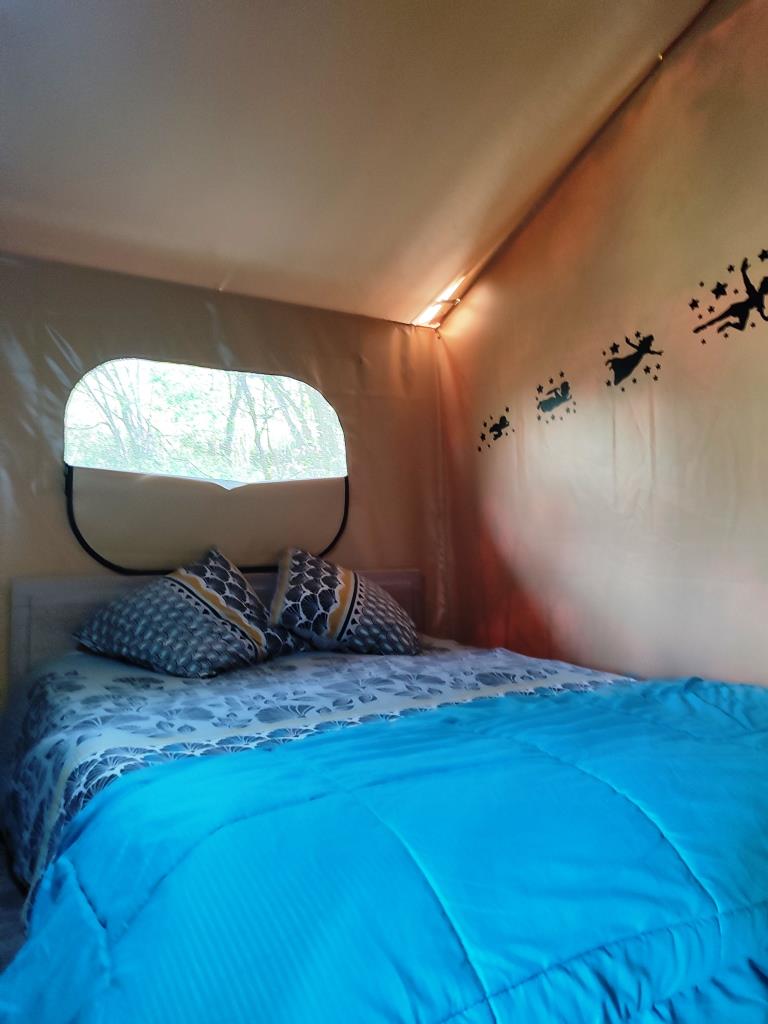 Tente Lodge Châtaigne : une immersion au cœur de la nature à Dun — chambre