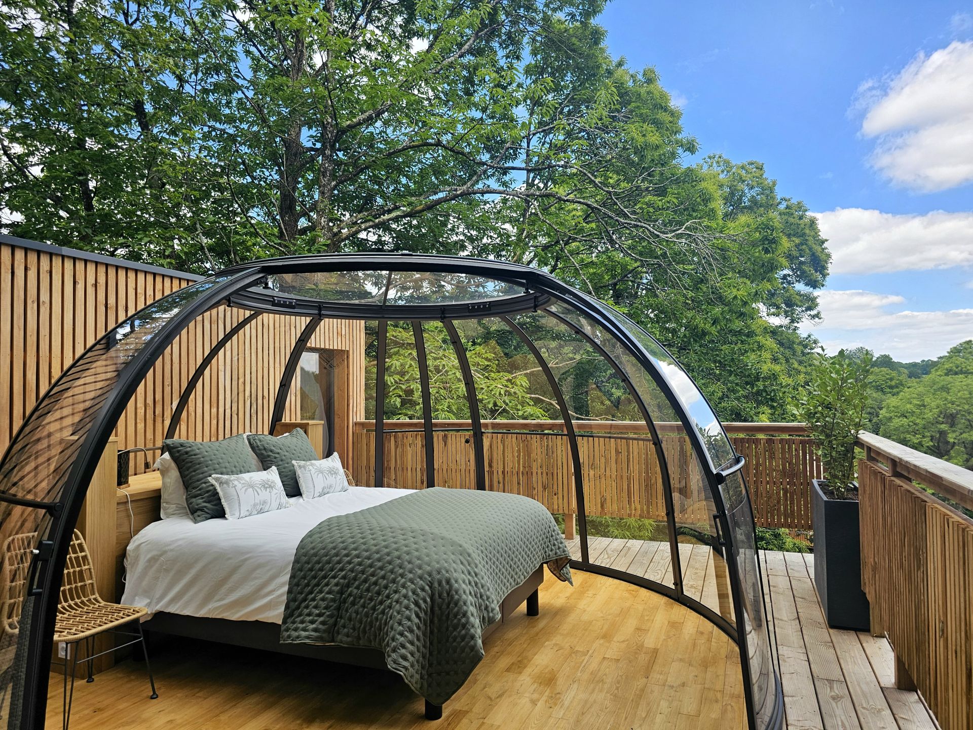 Le Scandilodge Dôme & Spa 2 — Cabane sur pilotis avec spa à Morbihan à Quistinic — chambre
