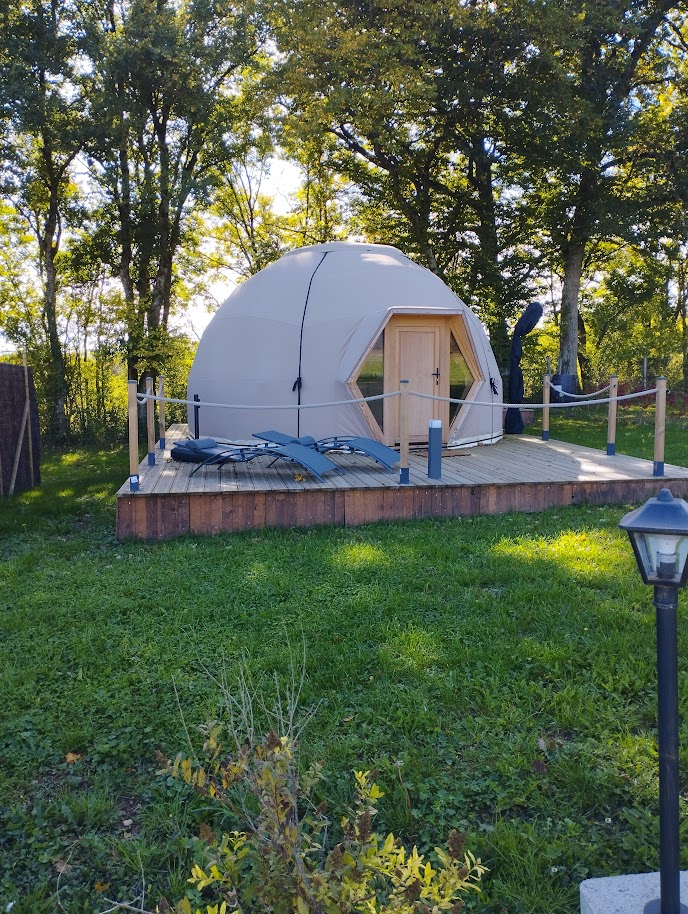 Le Dôme géodésique cocooning & Spa — Dôme avec spa à Yonne à L'Orée des 4 chemins — espace de vie