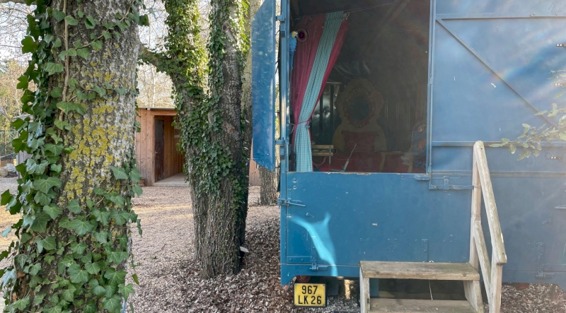 Le Truck-Lodge le UNIC OM : Une expérience inclassable en Provence à Saint-Andiol — vue depuis la terrasse
