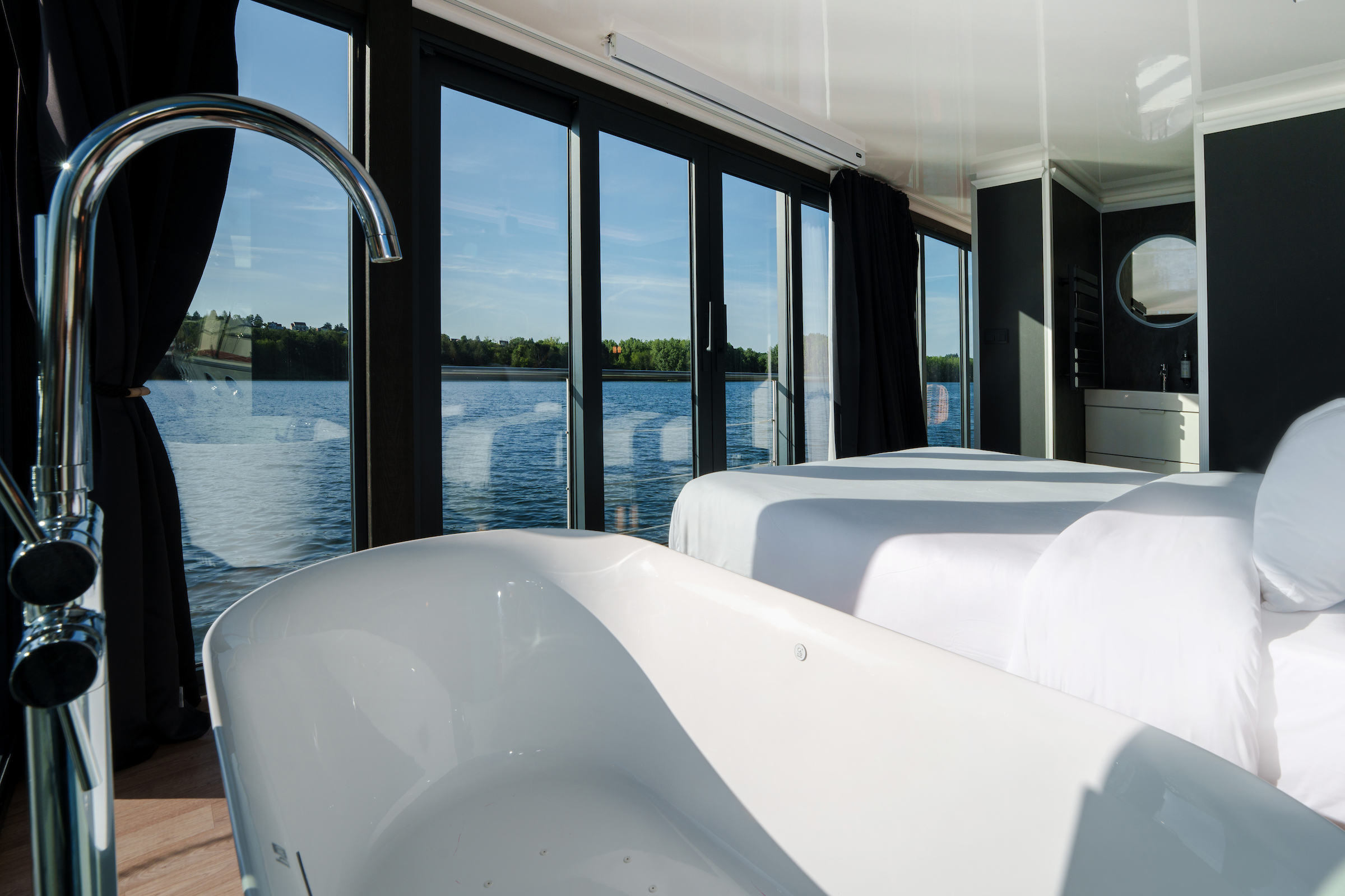 Suite flottante Panoramique — Maison flottante avec balnéo à Port Ilon (Yvelines)
