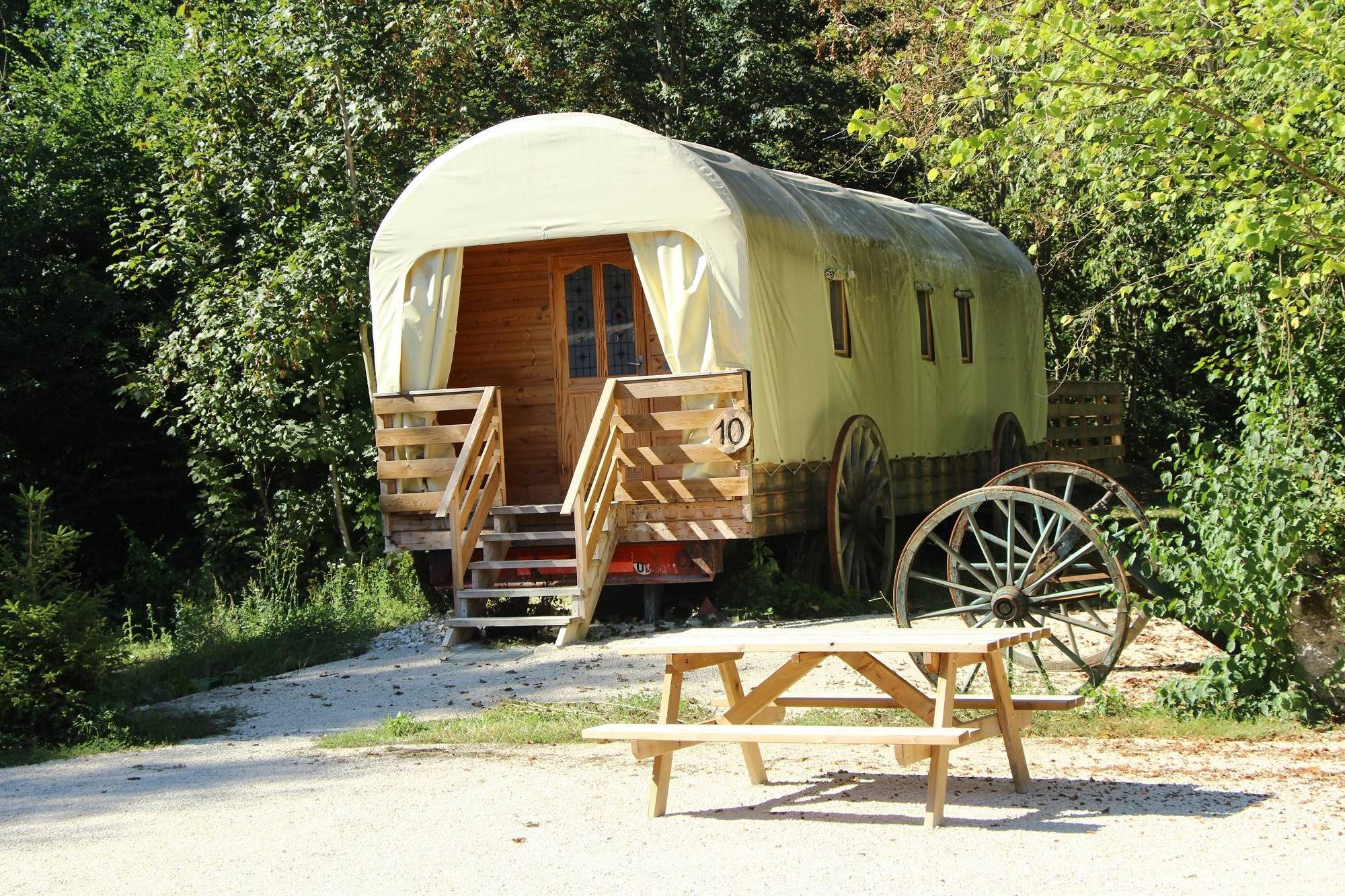 Roulotte Western City — Séjour Far West avec spa en Aube à Troyes — vue intérieure