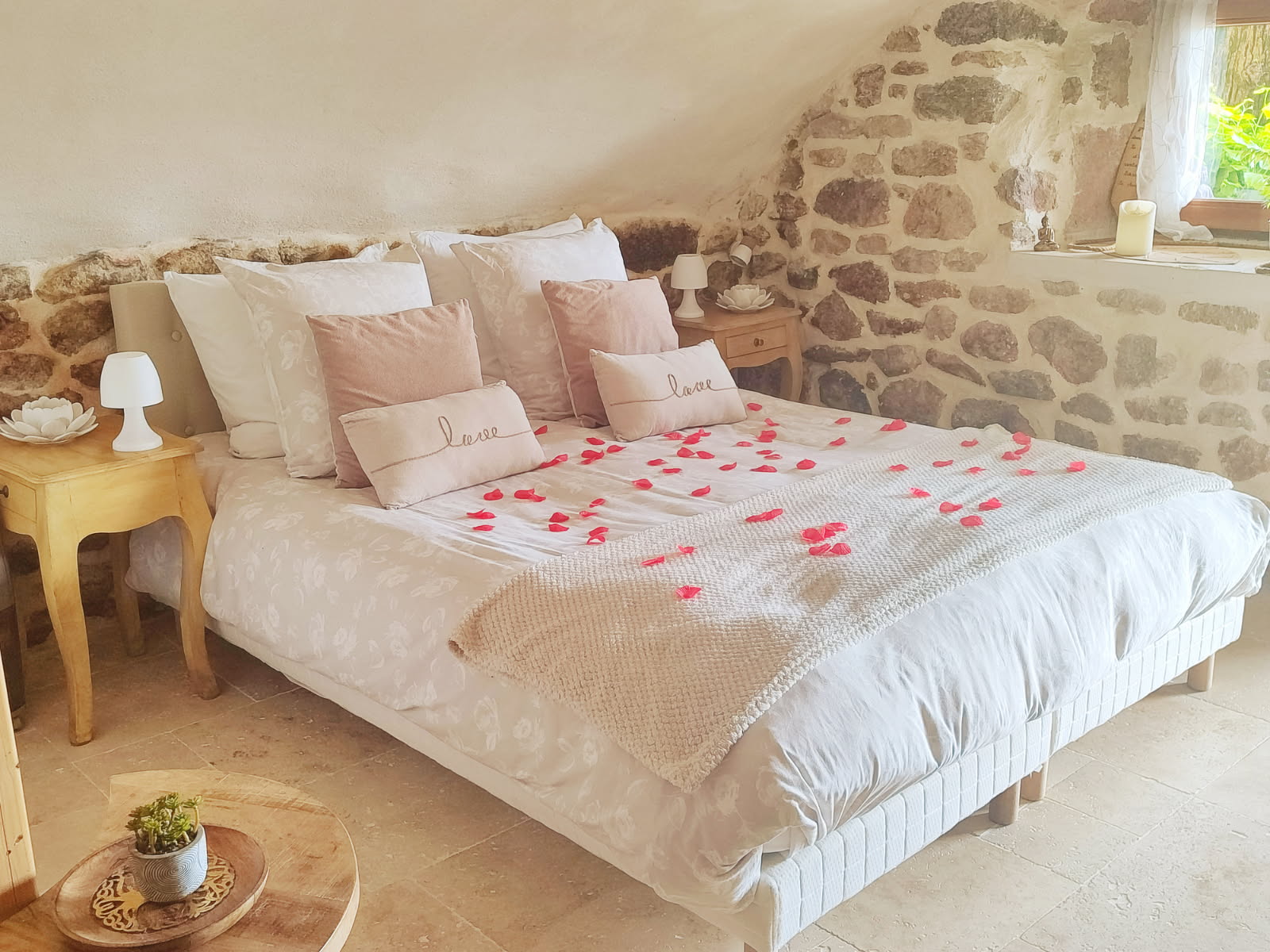 La chambre voûtée — Séjour romantique avec spa à Vernoux-en-Vivarais à Vernoux-en-Vivarais — espace de vie