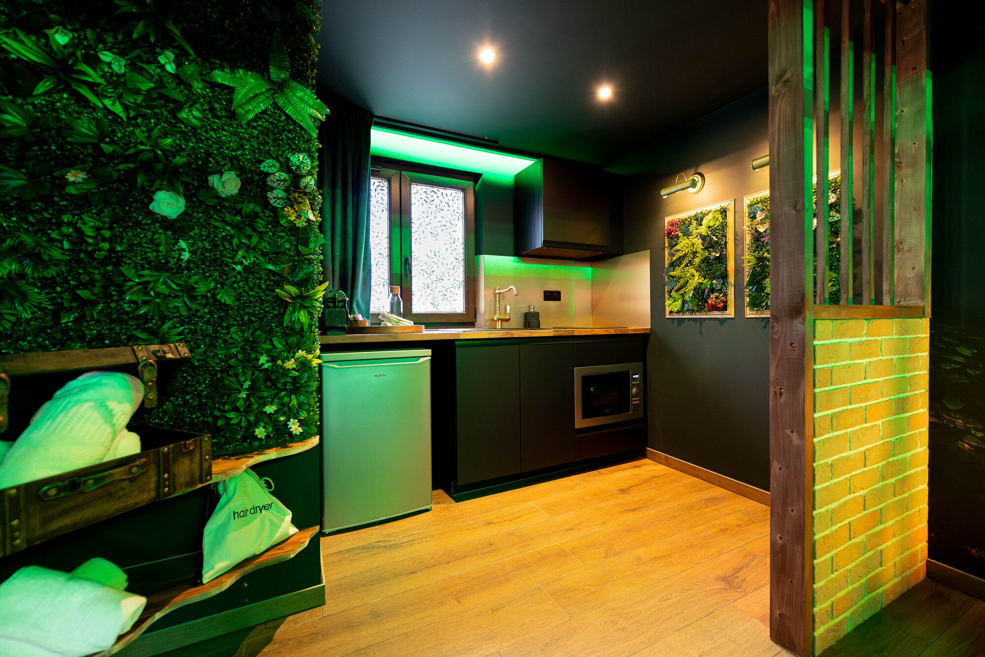 La Forêt Enchantée — Love Room avec Jacuzzi à Schirrhein (Bas-Rhin) à Schirrhein — détail architectural