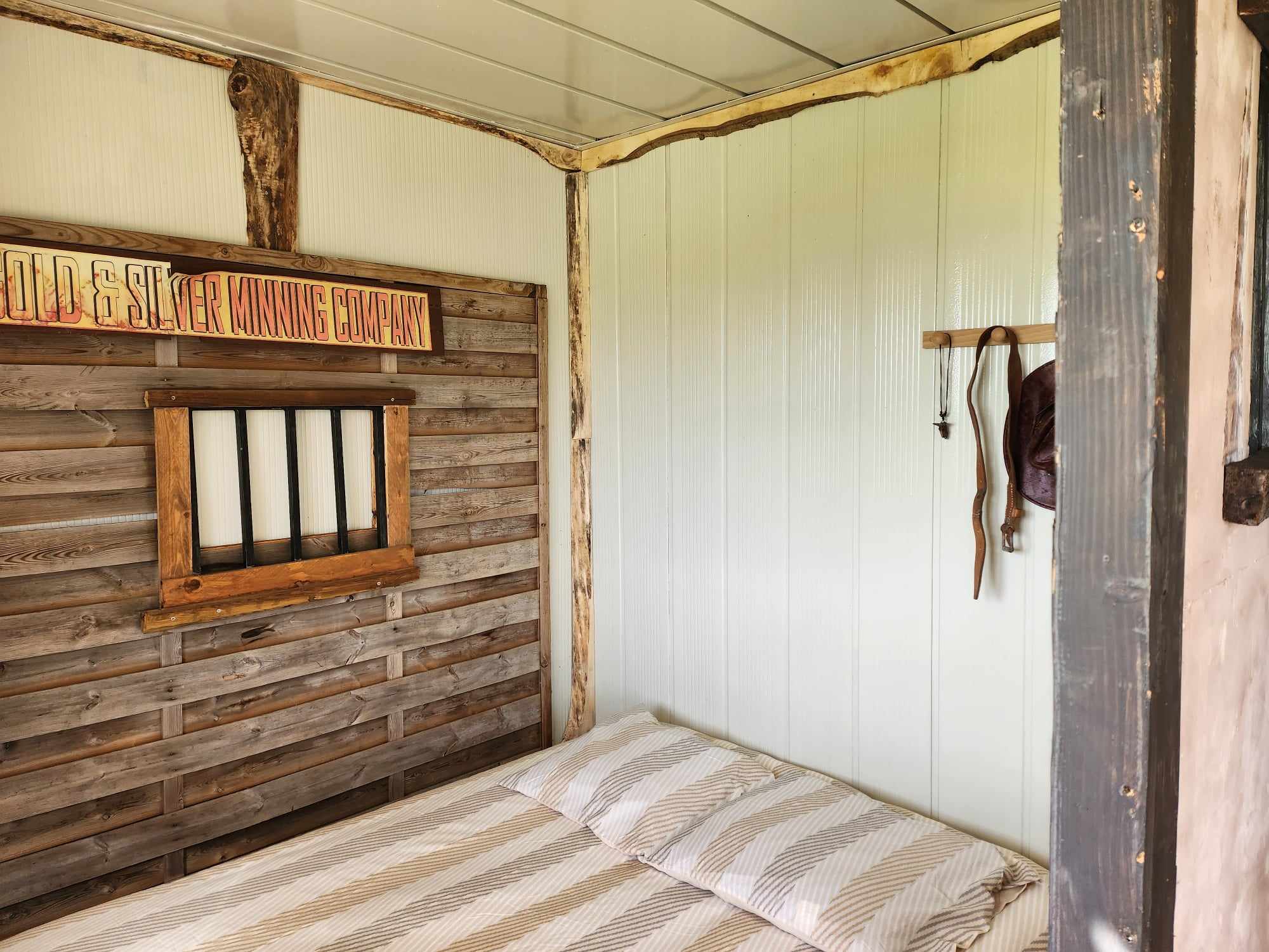 Cabane du shérif : une escapade insolite en Picardie à Lanches-Saint-Hilaire — chambre
