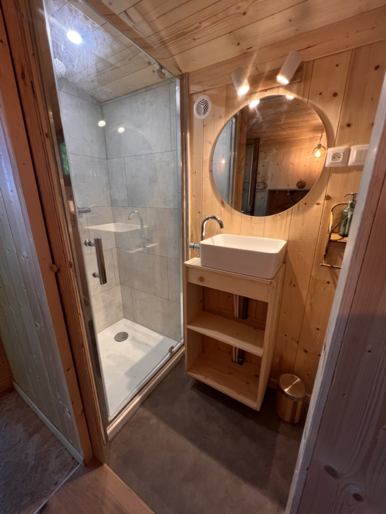La Roulotte de La Garenne : une escapade insolite en Nouvelle Aquitaine à Saint-Pierre-La-Noue — salle de bain