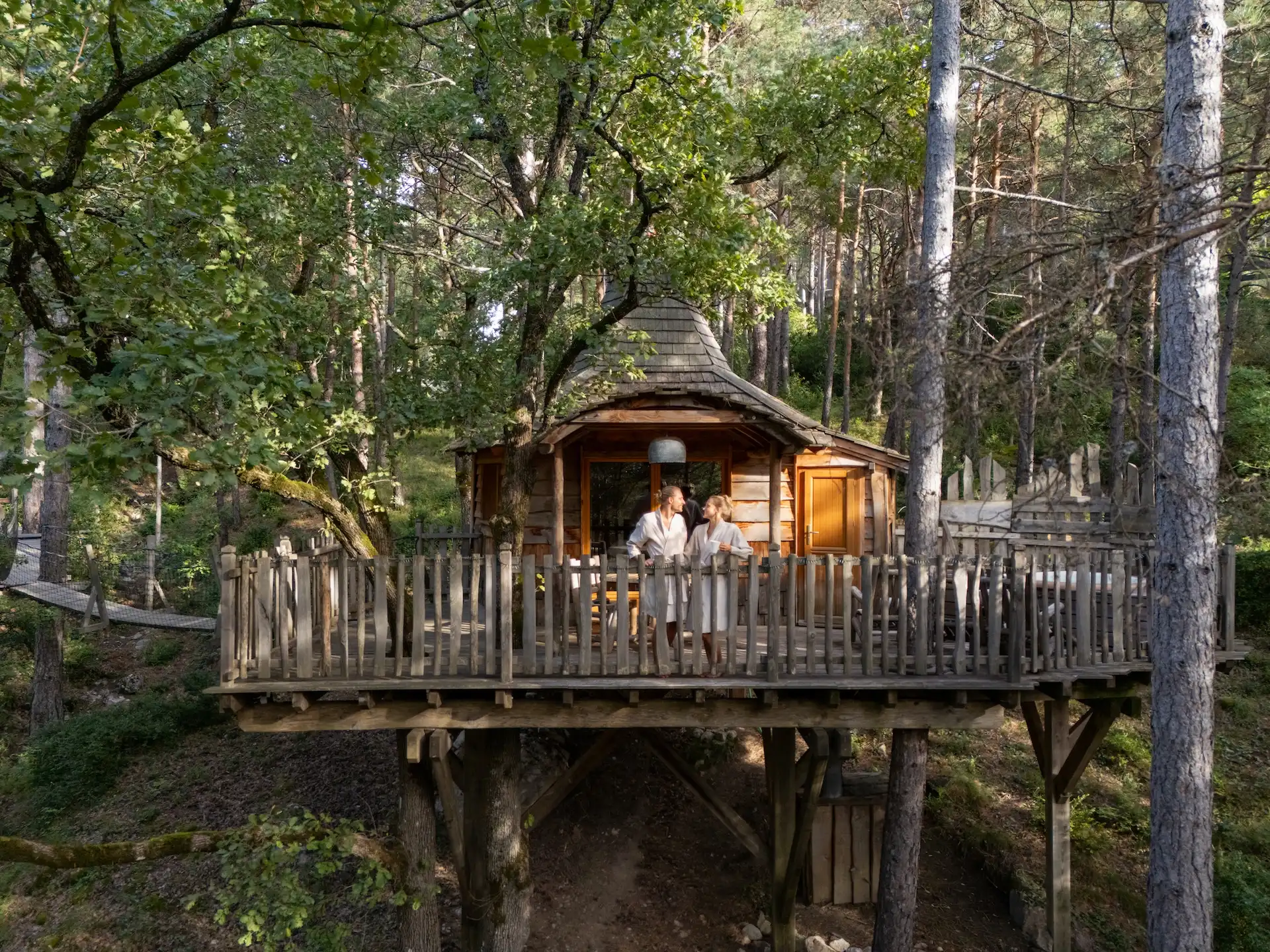 Aristoloche & Spa — Cabane dans les arbres à 7m dans les Hautes-Alpes à Gap — chambre