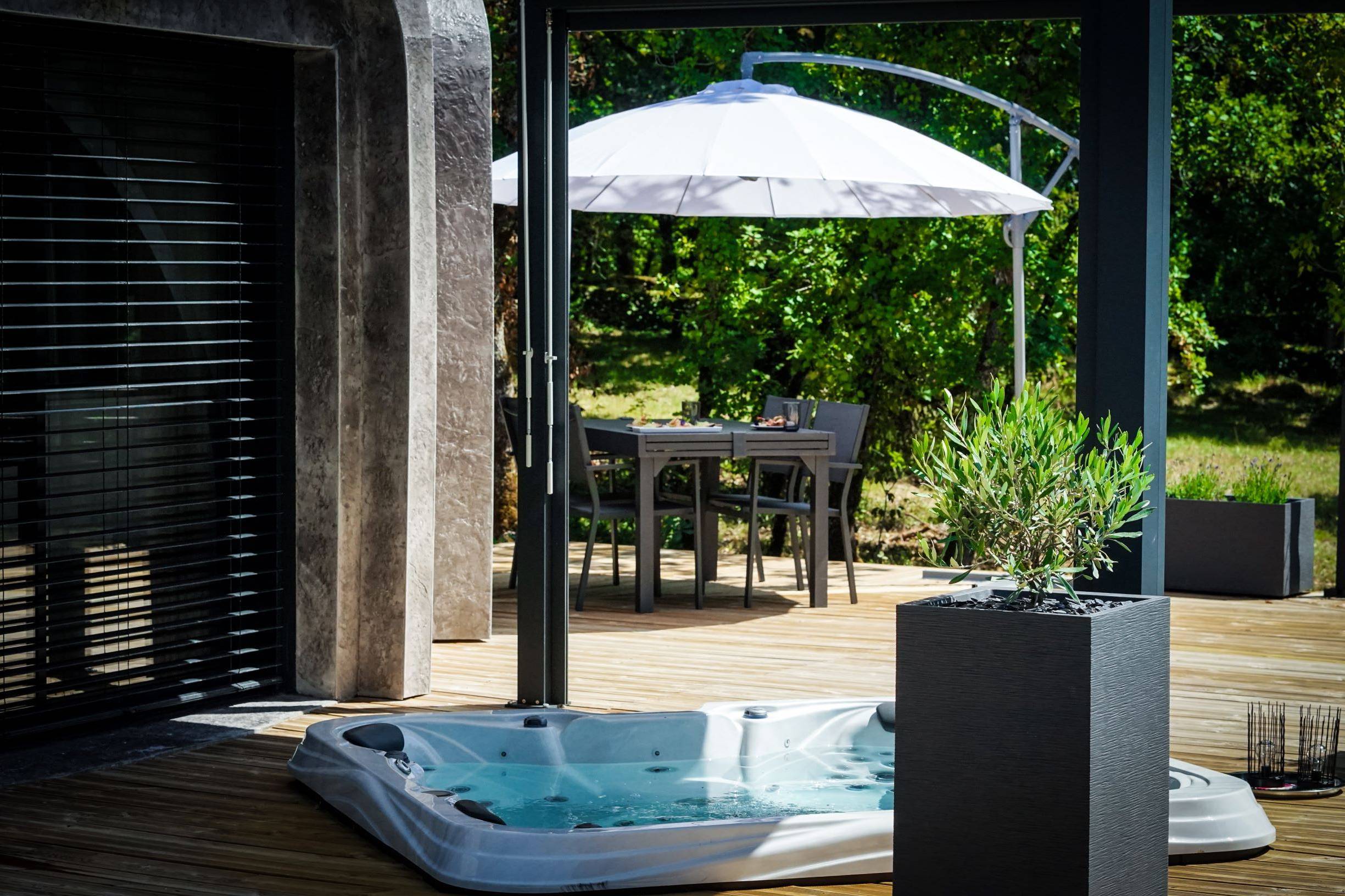 Un séjour enchanteur dans un dôme avec spa privatif en Limousin à Chartrier-Ferriere — environnement naturel