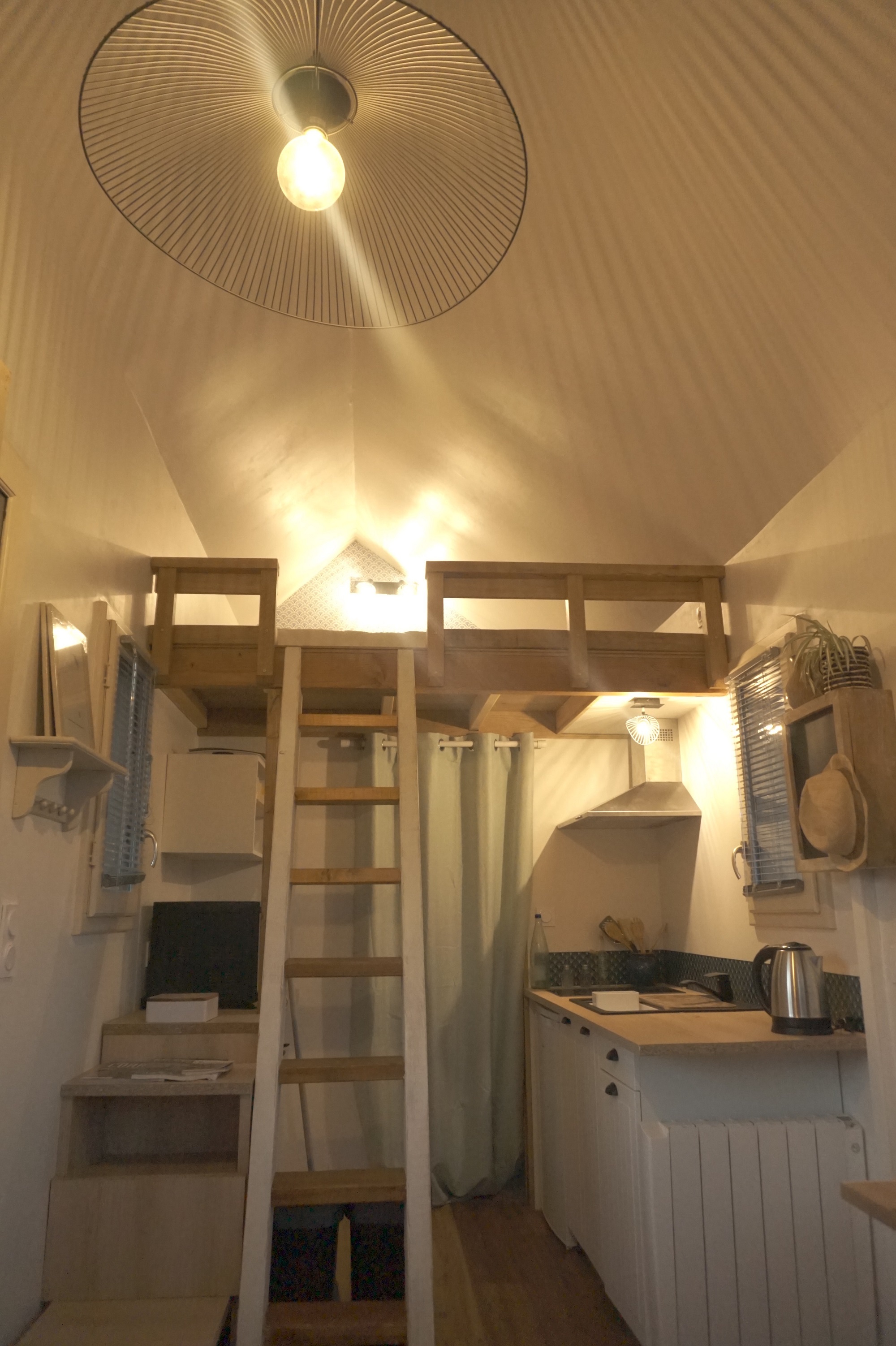 Tiny House A la belle écorce — Séjour avec terrasse privative en Corrèze à Turenne — environnement naturel
