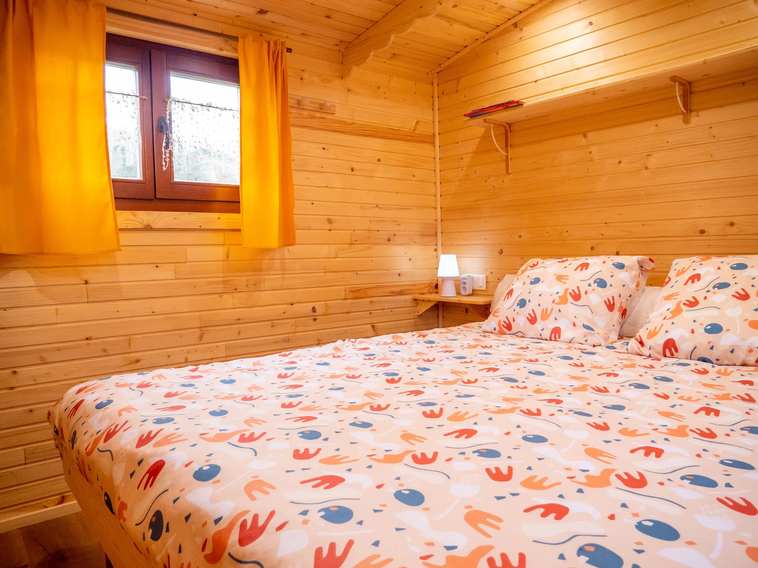Roulotte Les Rouges-gorges — Séjour insolite avec spa à Ariège à Vernajoul — salle de bain