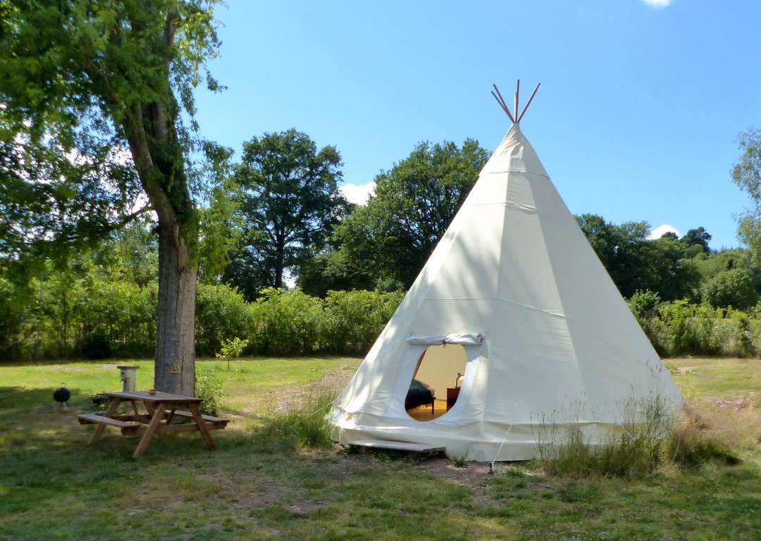 Un tipi au bord d'un lac : une immersion en Auvergne à Condat-En-Combraille — vue intérieure