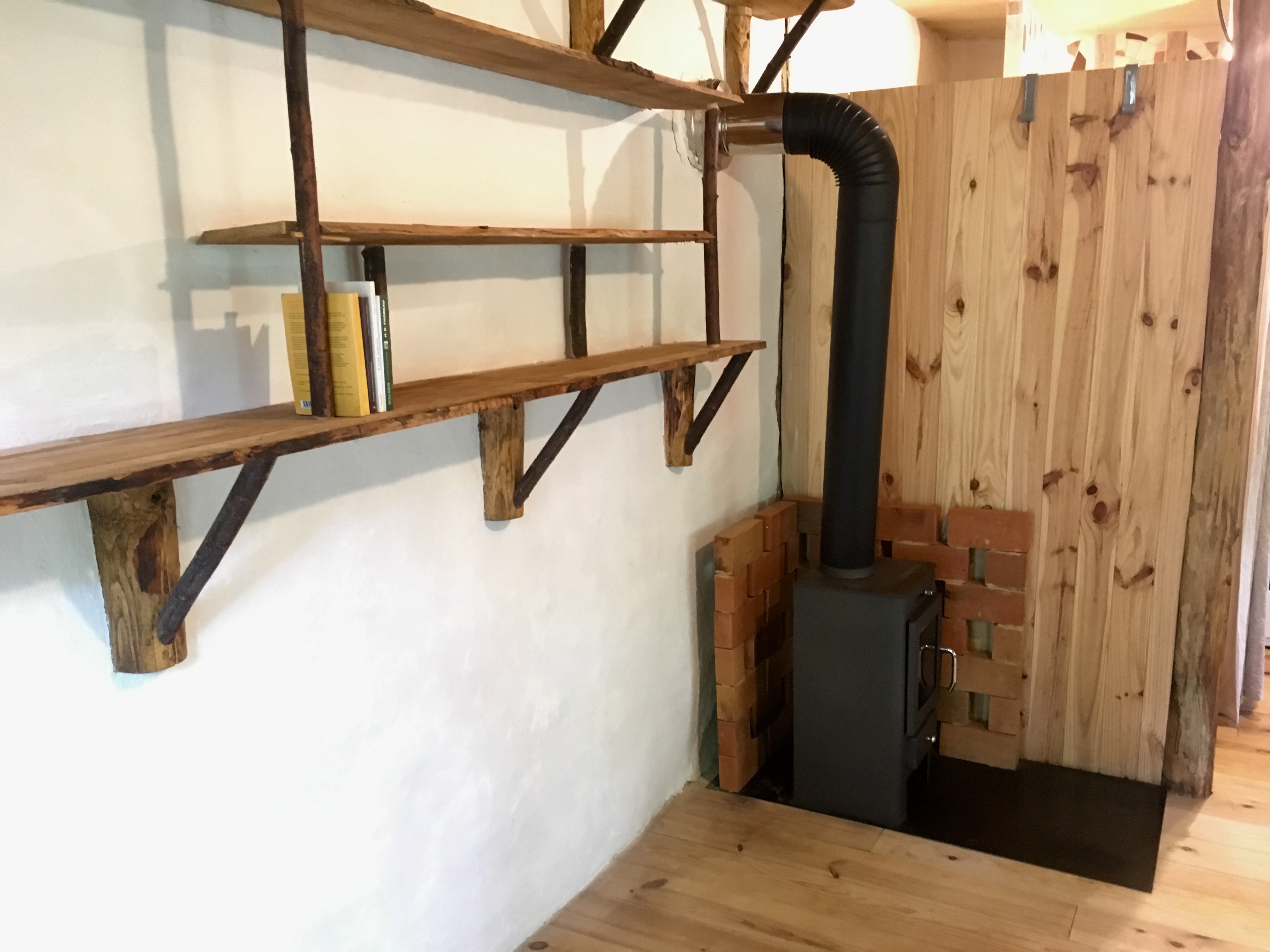Petite cabane en terre-paille — Évasion cosy à Haute-Vienne à Limoges — espace de vie