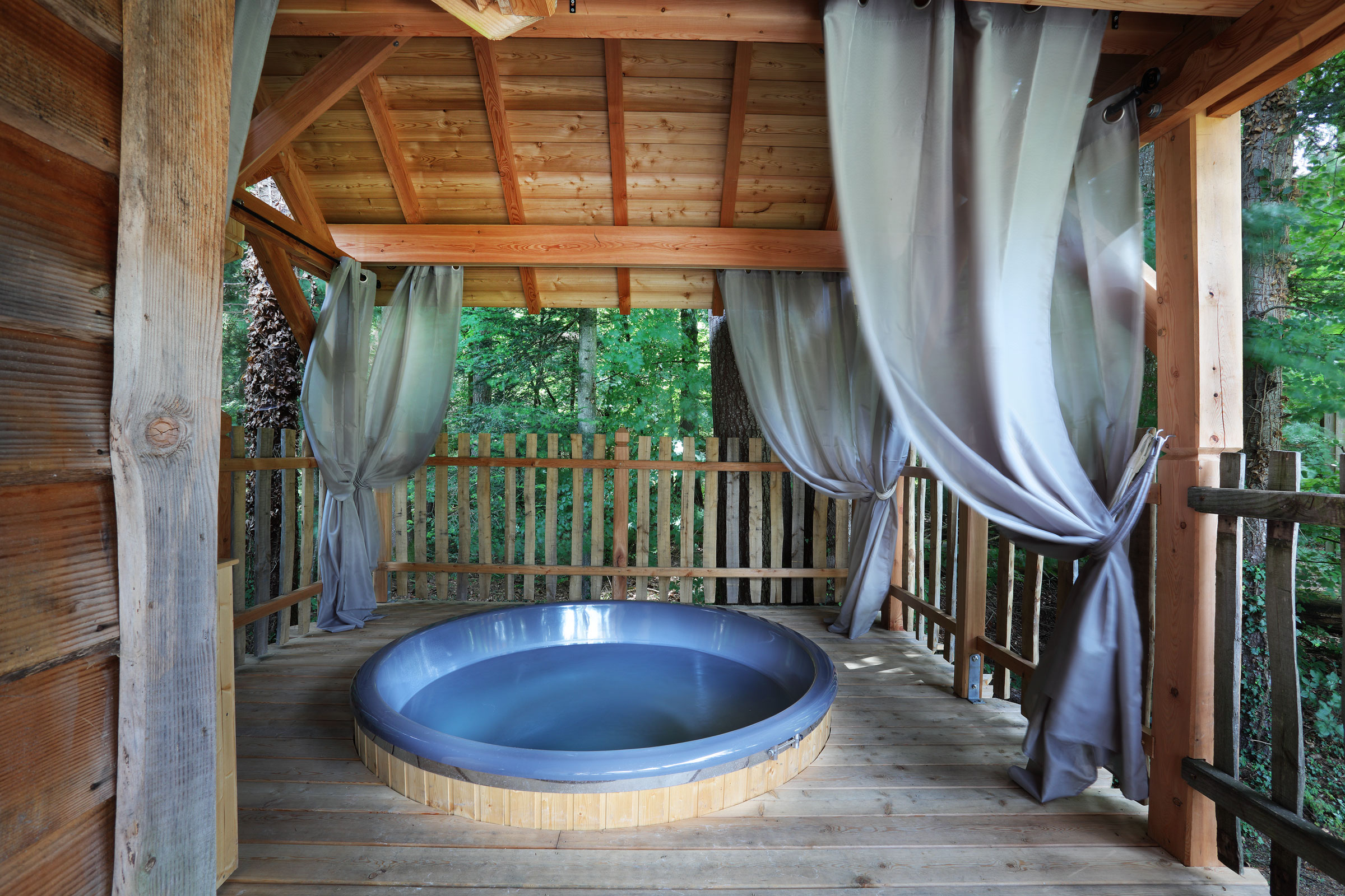 Lodge Classique Bain Scandinave — Cabane dans les arbres à Larringes en Haute-Savoie à Larringes — vue intérieure
