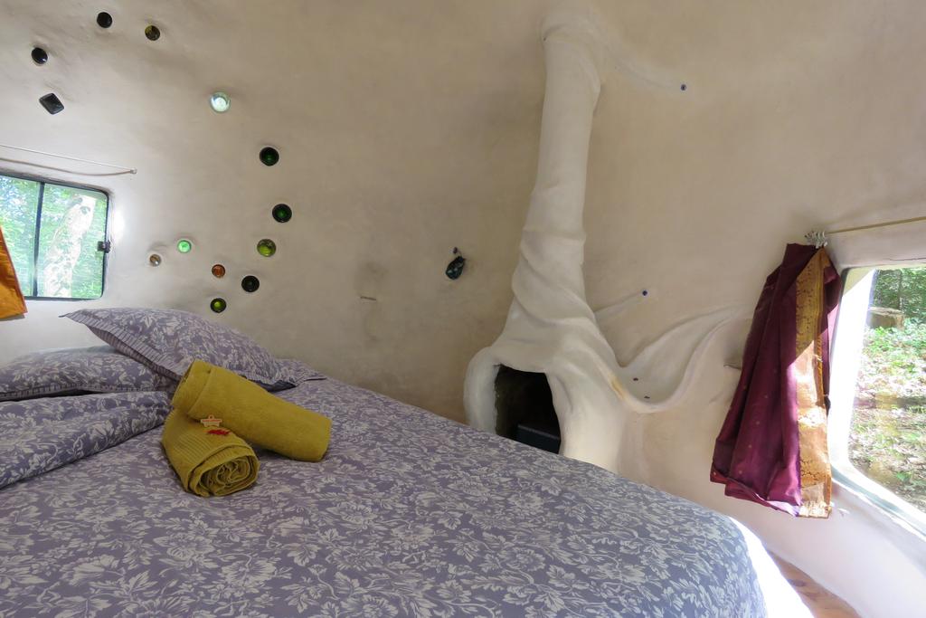 Kerterre, le petit nid — Séjour immersif en pleine forêt en Ariège à Gouzens — chambre
