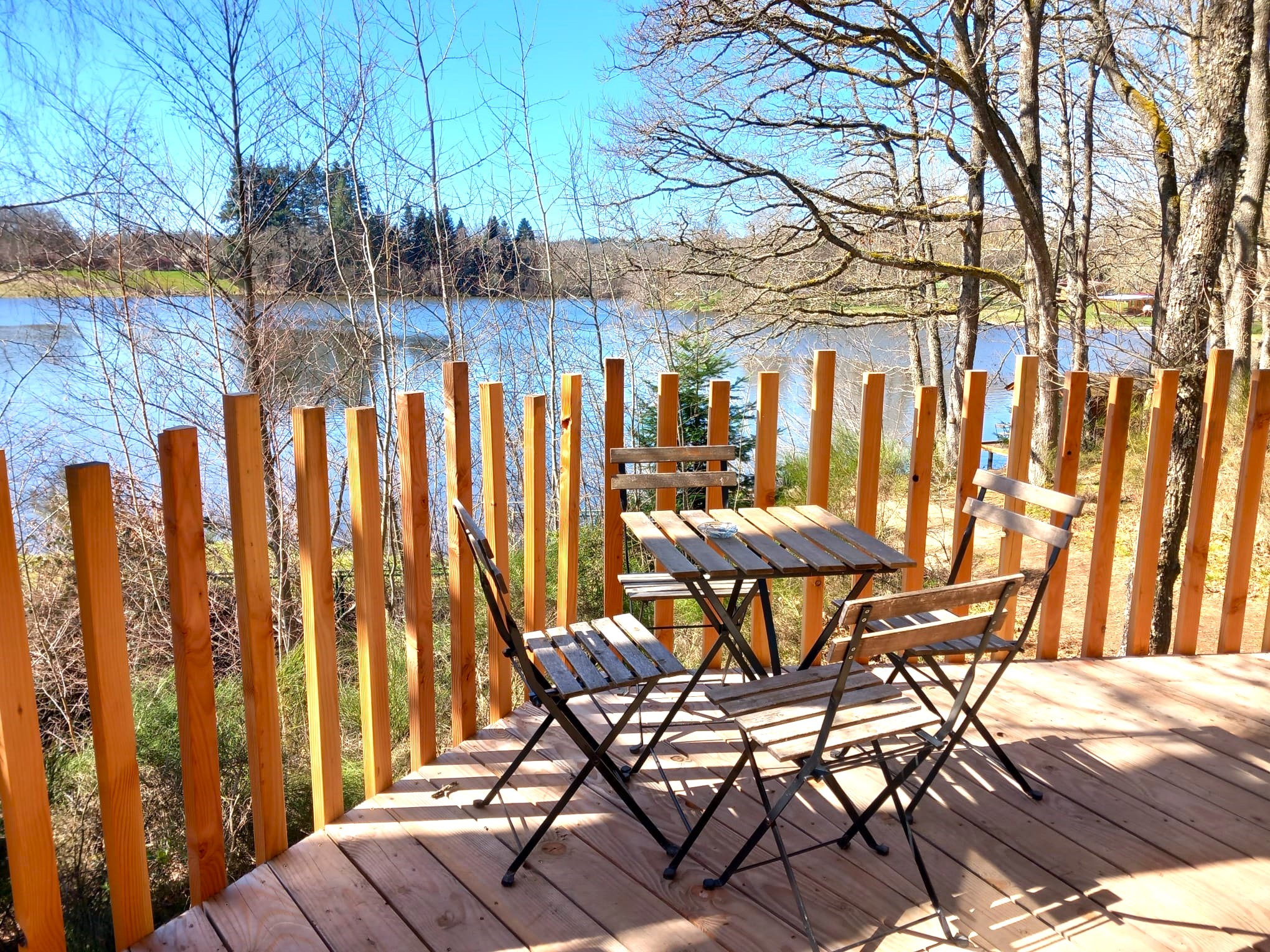 Cabane 'Pollimage' au bord d'un lac