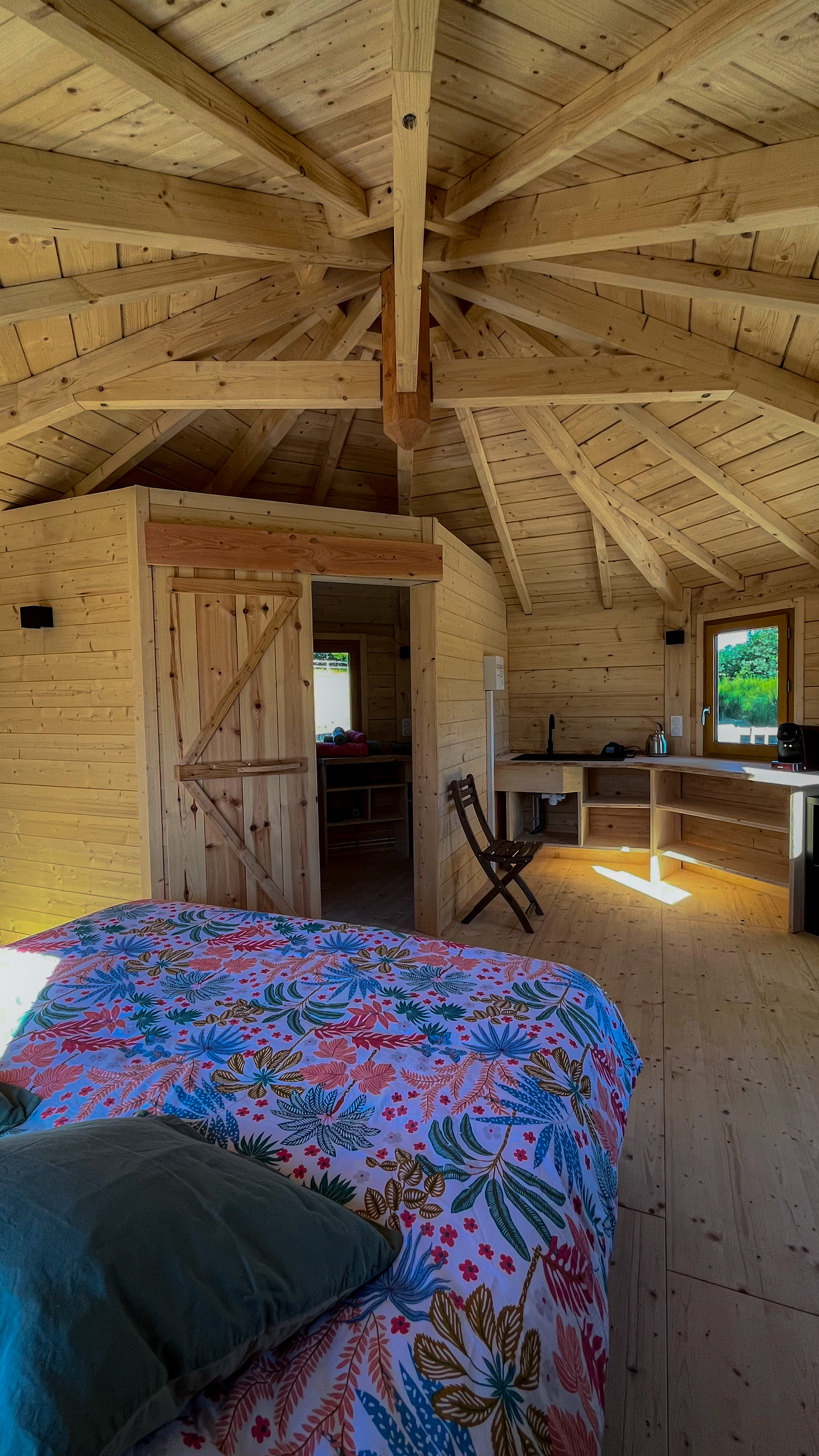 Kota finlandais en bord d'étang avec spa : une escapade romantique à Lunas — espace de vie