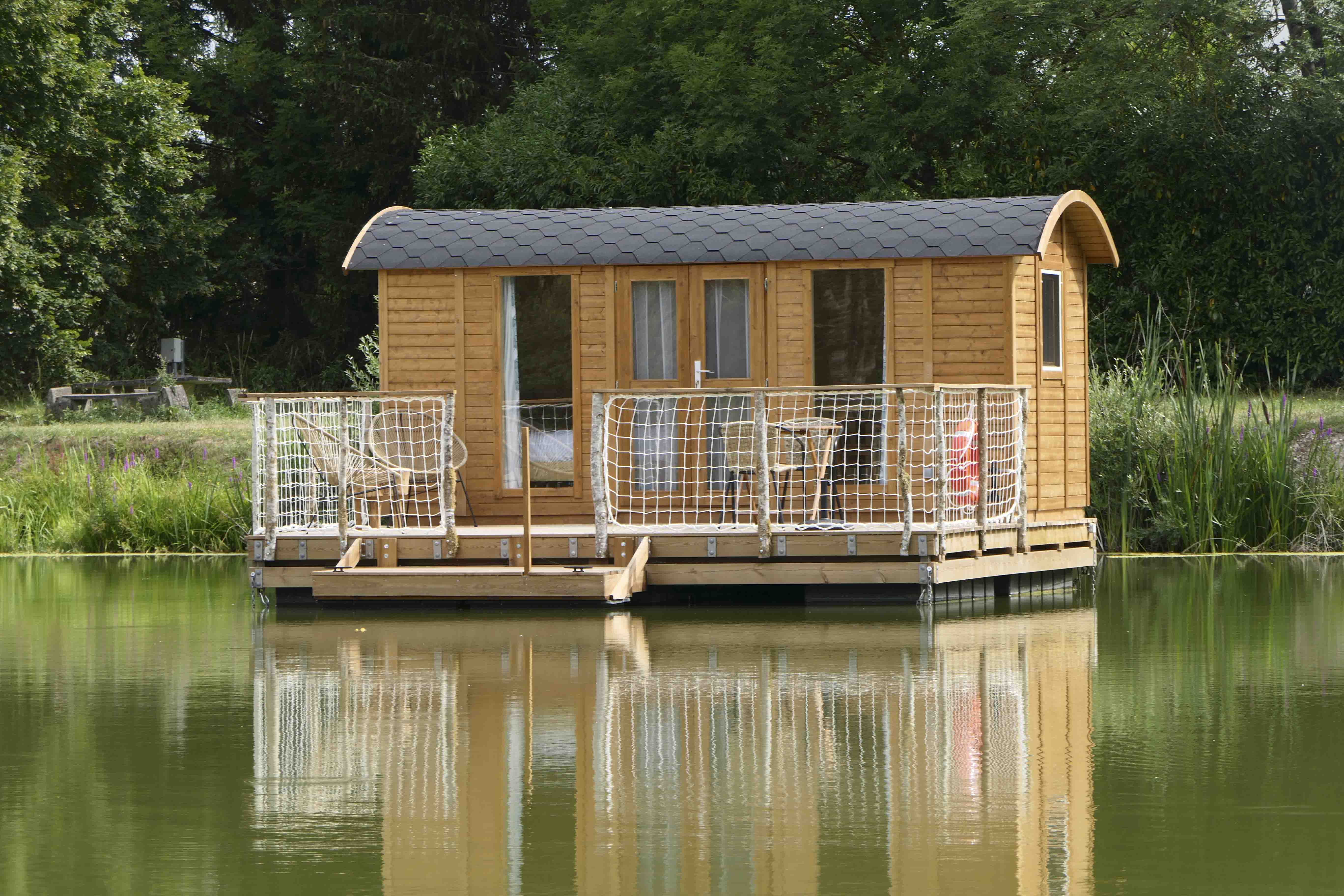 Le Panoramique Flambé : une cabane sur l'eau en Lorraine à Givrauval — espace de vie