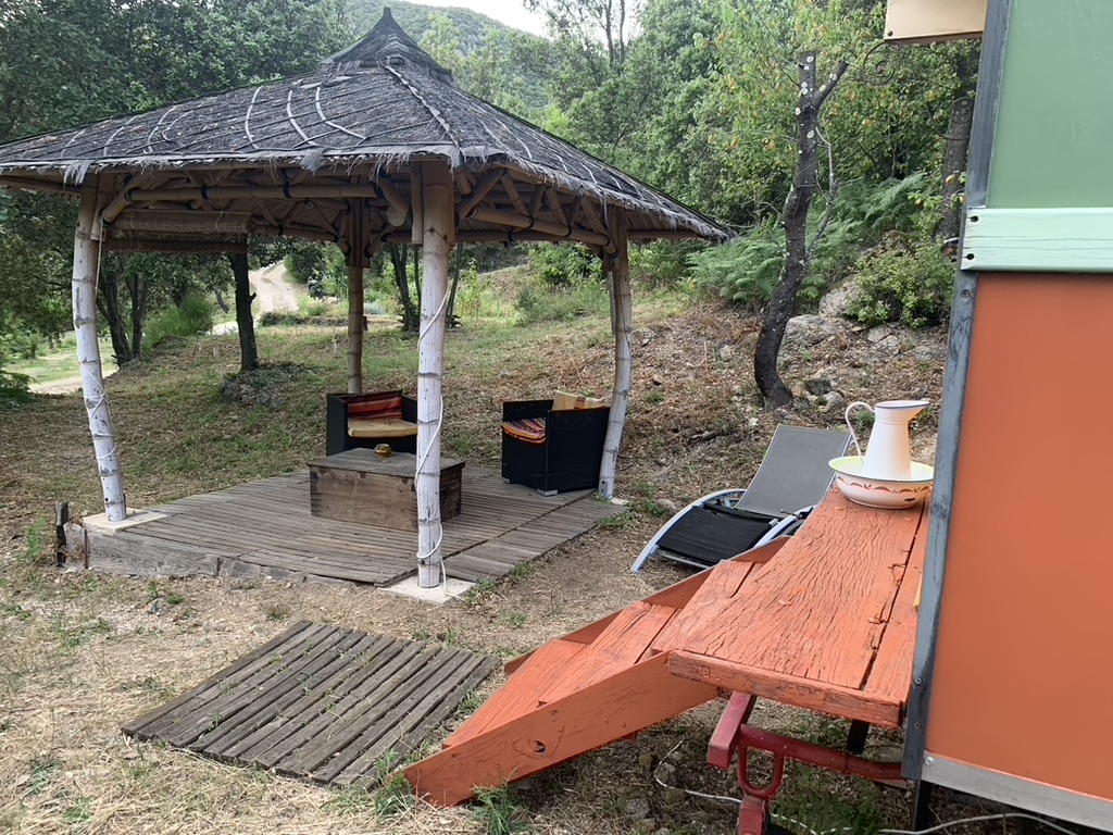 Roulotte de Lascoutch — Nuit insolite avec spa à Saint-Jean-du-Gard à Saint-Jean-du-Gard — vue depuis la terrasse