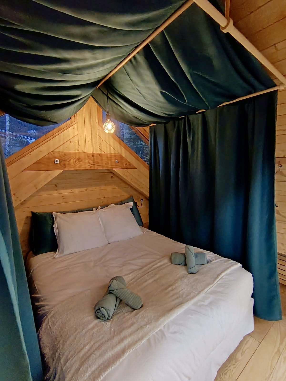 Lac'abane spa'bulleuse — Cabane sur pilotis avec spa au Puy-de-Dôme à Chambon-sur-Lac — chambre