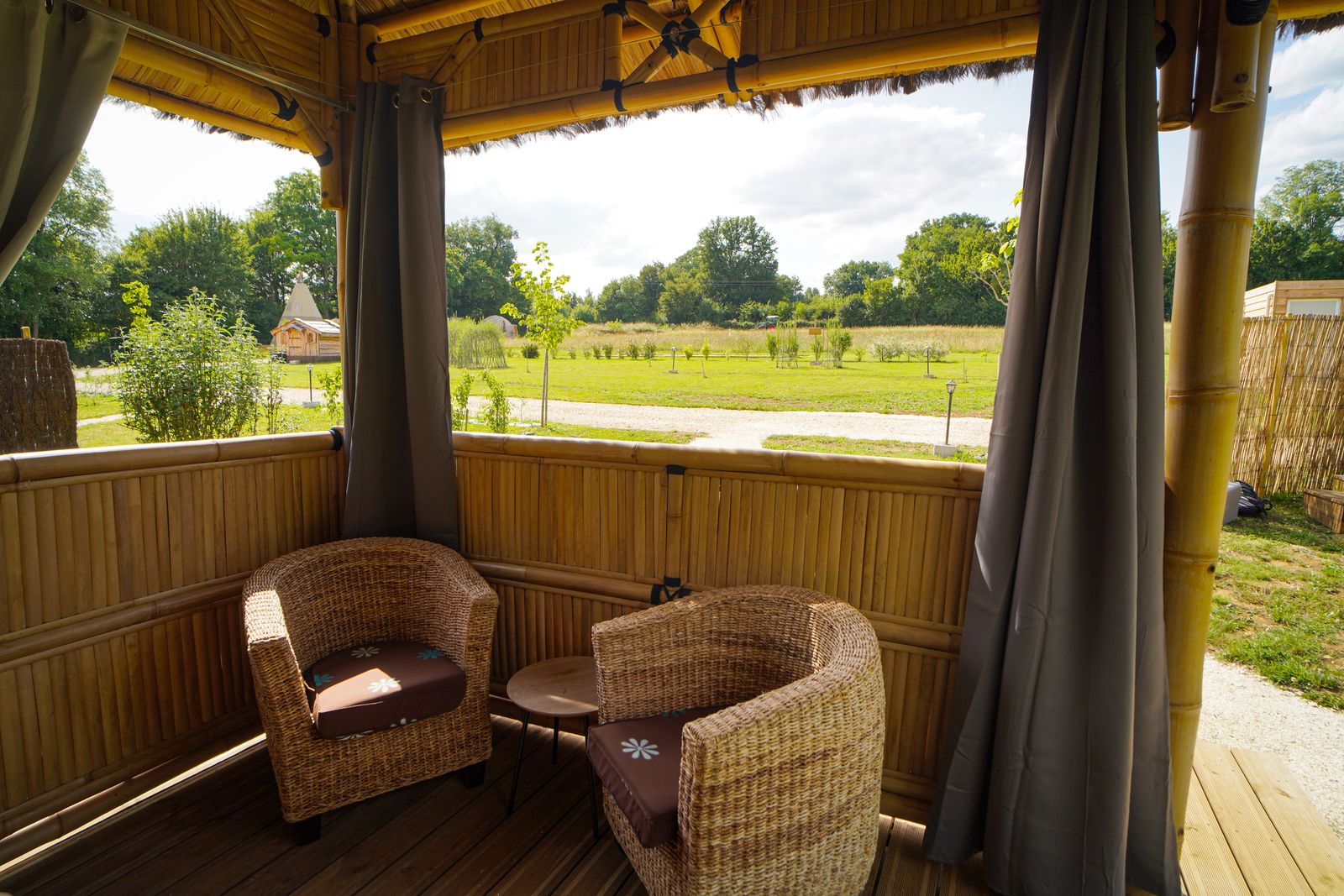 Le dodôme sous son gazebo & Spa — Dôme avec spa privatif à Yonne à L'Yonne — détail architectural