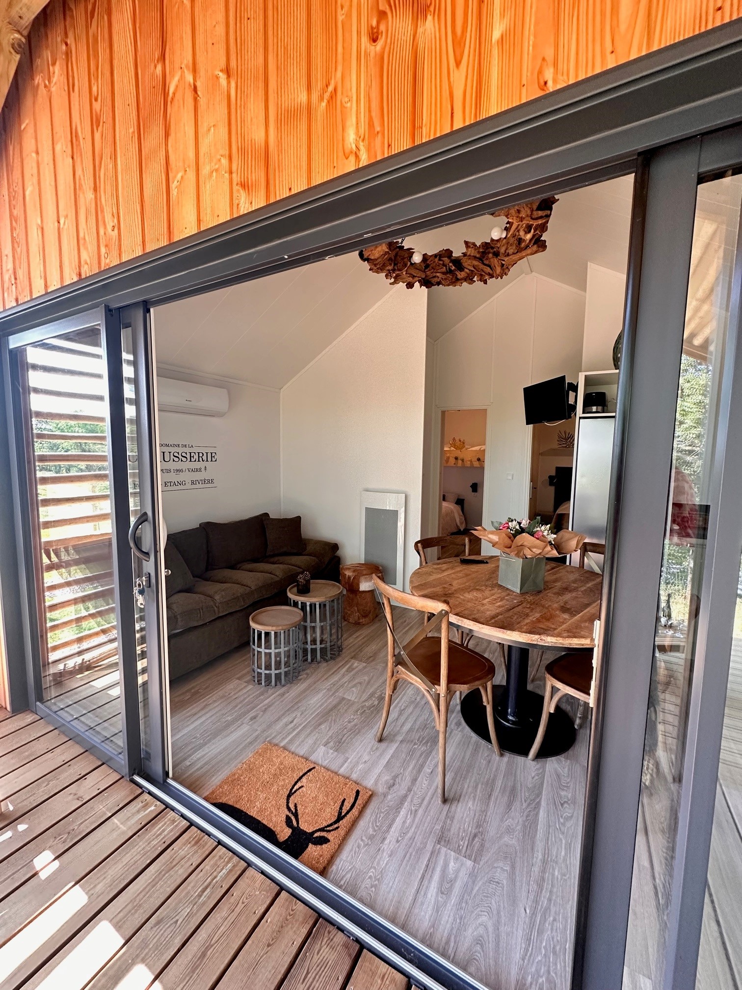Lodge 2 chambres et spa rustique en pleine nature à Vairé — vue intérieure