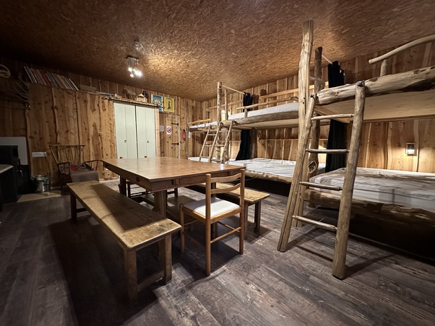 Refuge de Balenne : un séjour en groupe auprès des huskies à Vassieux-En-Vercors — détail architectural