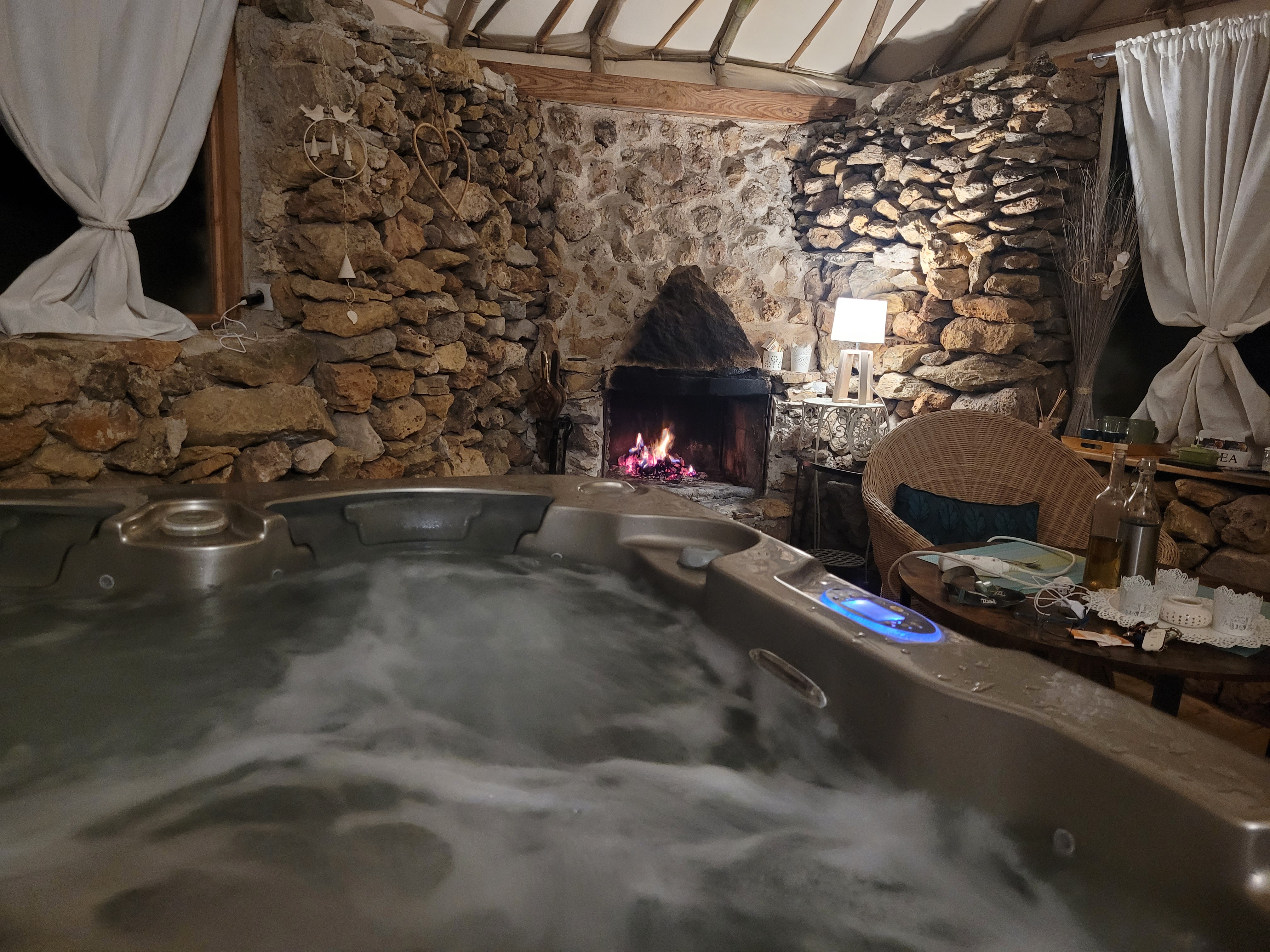 Évasion sensorielle dans une yourte avec spa en Provence à Saint-Maximin-La-Sainte-Baume — chambre