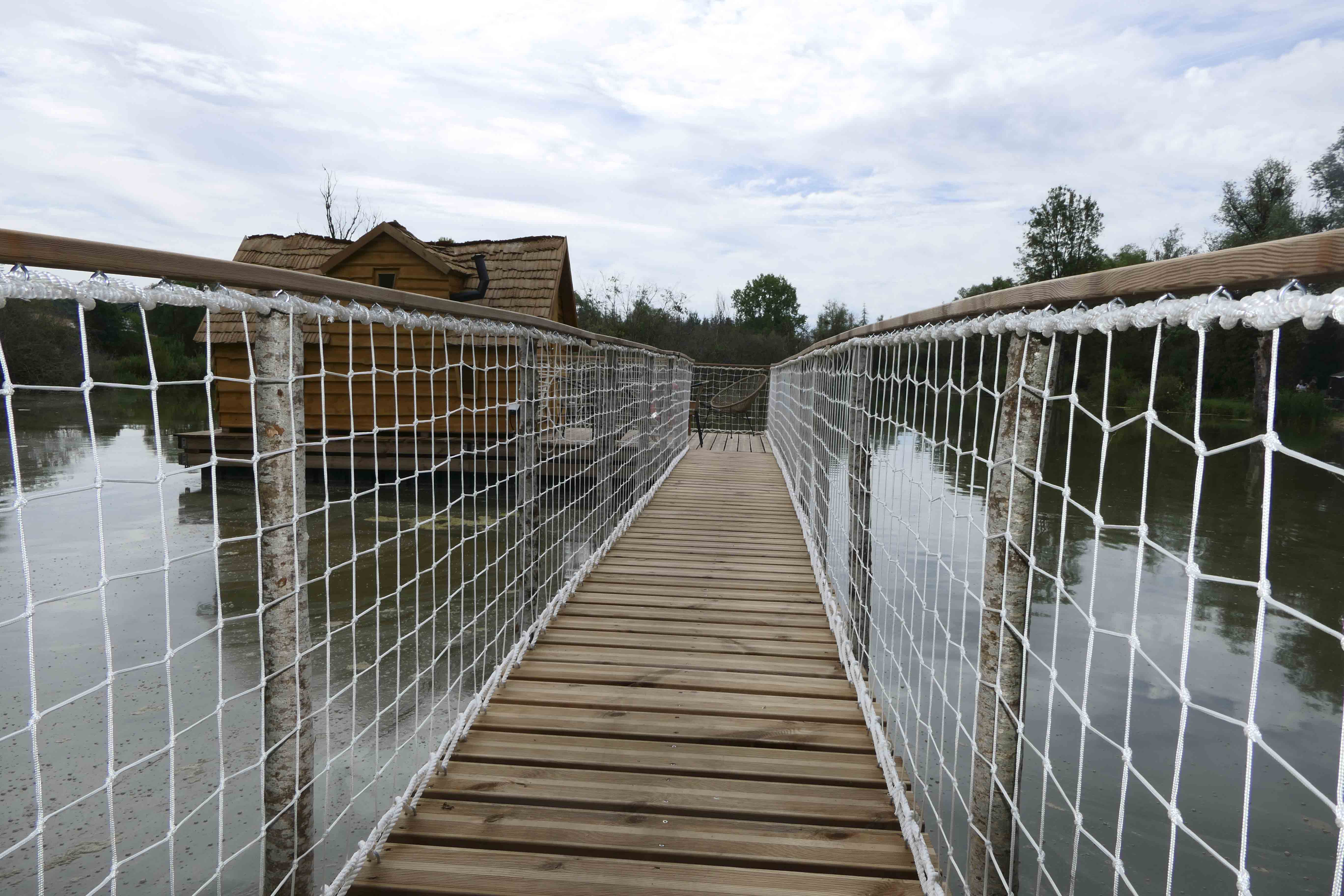 La cabane Magique : une échappée belle sur l'eau à Givrauval — chambre