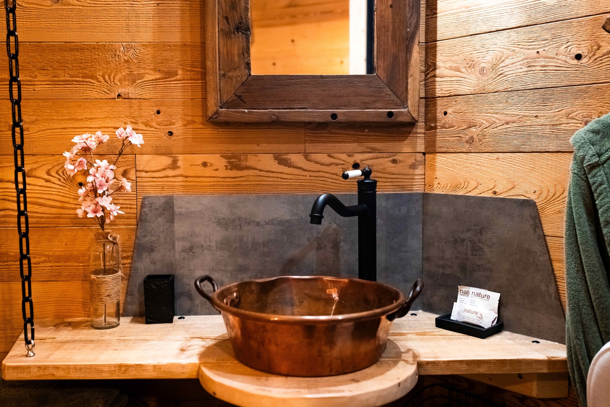 La Cabane et SPA Chez Jules — Cabane avec spa à Doubs à Besançon — salle de bain