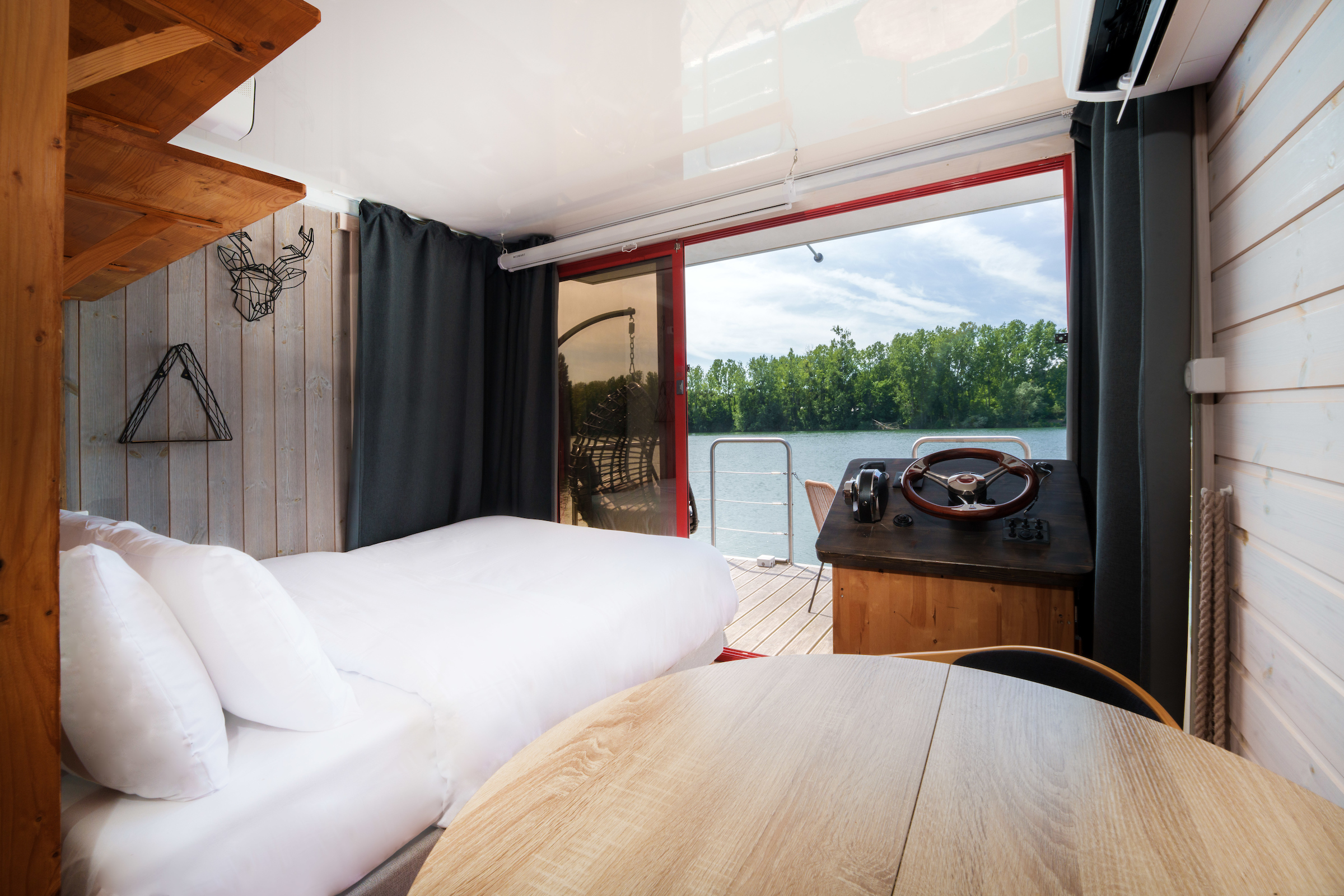 Suite flottante Lit Queen-size — Péniche avec sauna à Yvelines à Guernes — vue intérieure