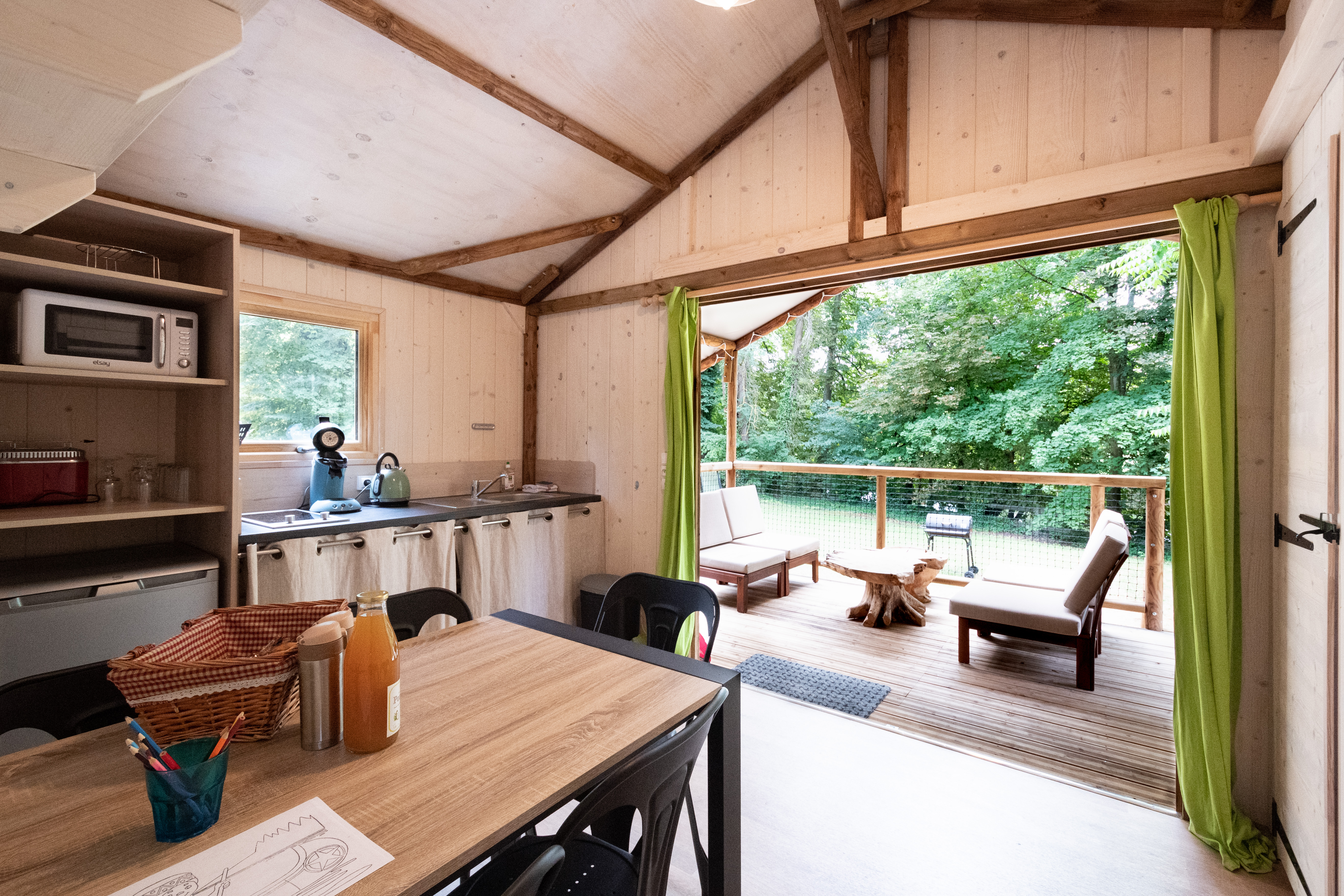 La cabane familiale du trappeur : une escapade enchantée à Bar Sur Aube — salle de bain