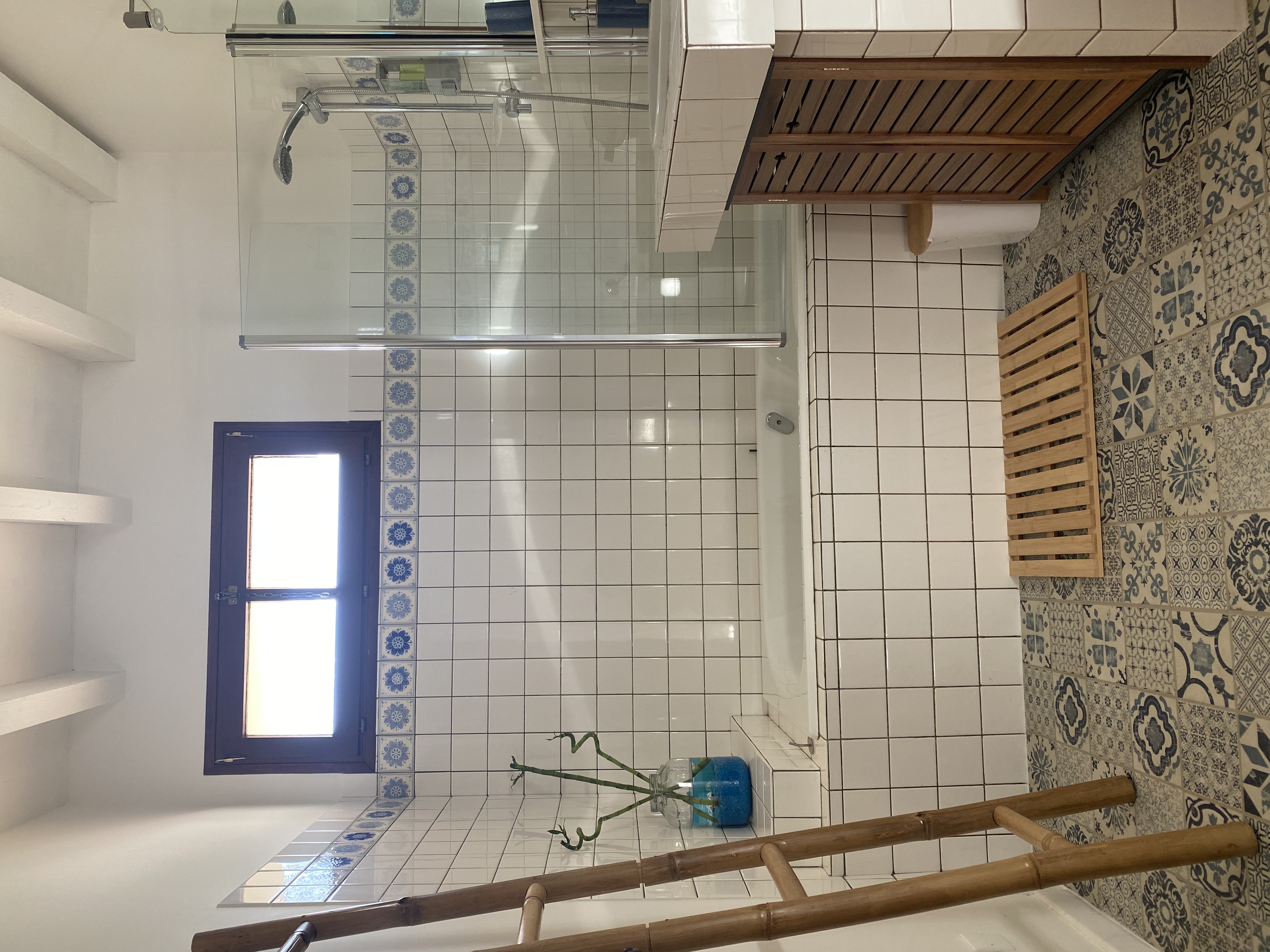 Photo 6/9 — Maison insolite « Maisonnette du Lac Bucolique & Spa — Maison insolite avec spa à Gironde » à Marions Gironde
