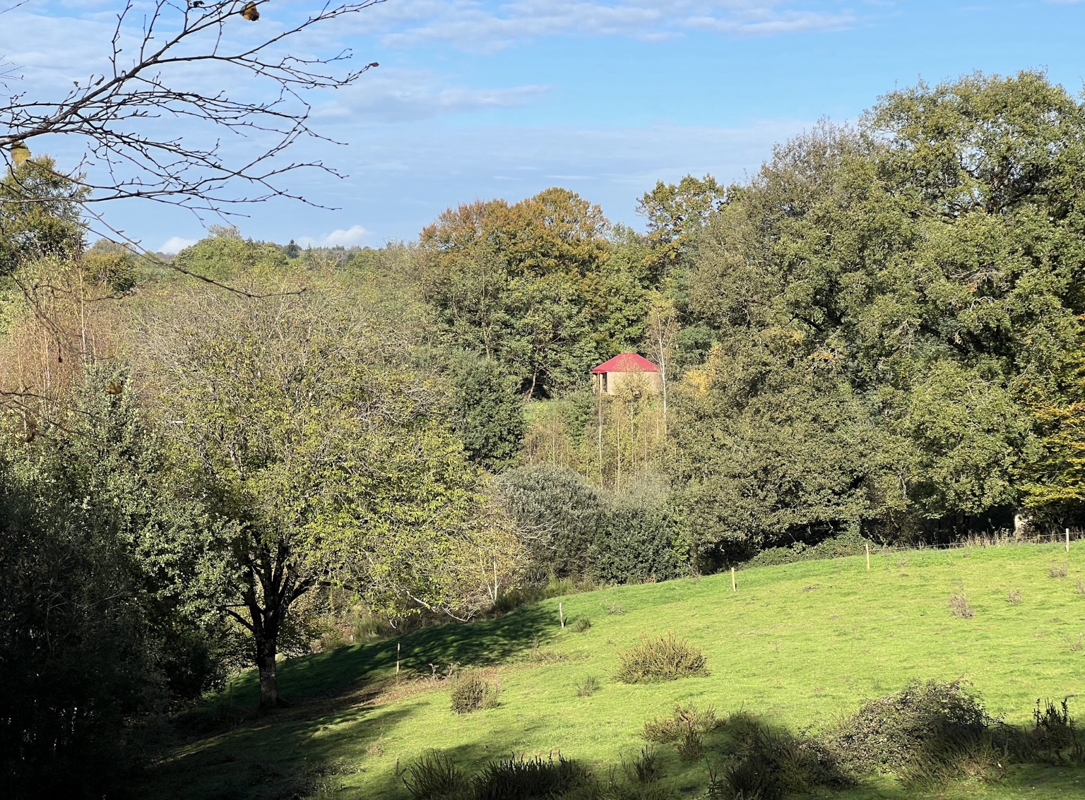 La Main Sauvage — Yourte moderne avec spa en Corrèze à Brive-la-Gaillarde — détail architectural