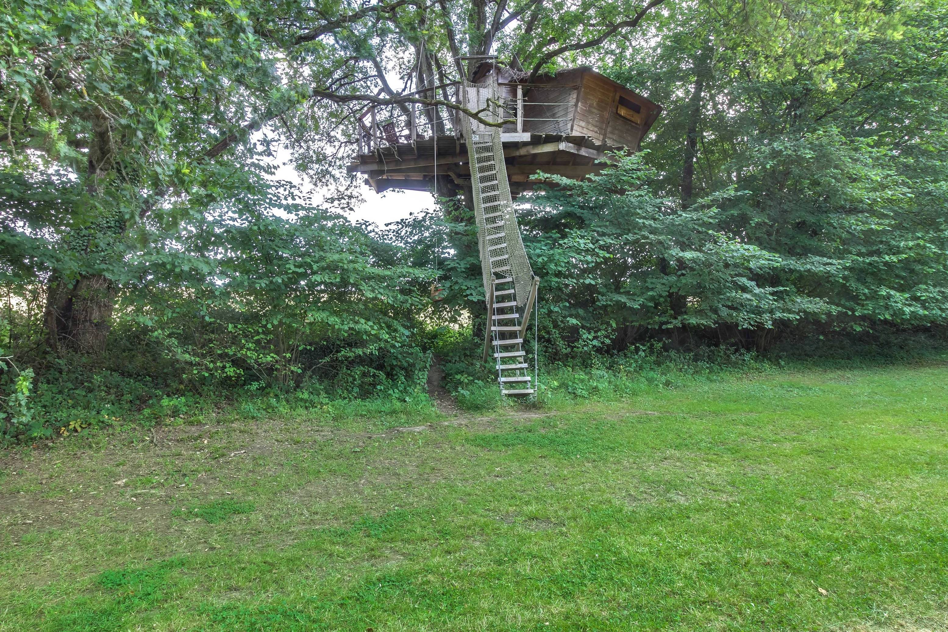 Cabane New-York — Nuit perchée à 7m au-dessus d'un ruisseau en Mayenne à La Baconnière — vue depuis la terrasse