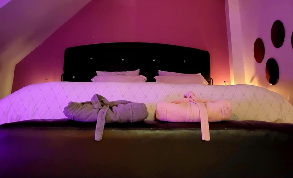 Love Gîte & Spa — Maison insolite avec jacuzzi à Côtes-d'Armor à Dinan — salle de bain