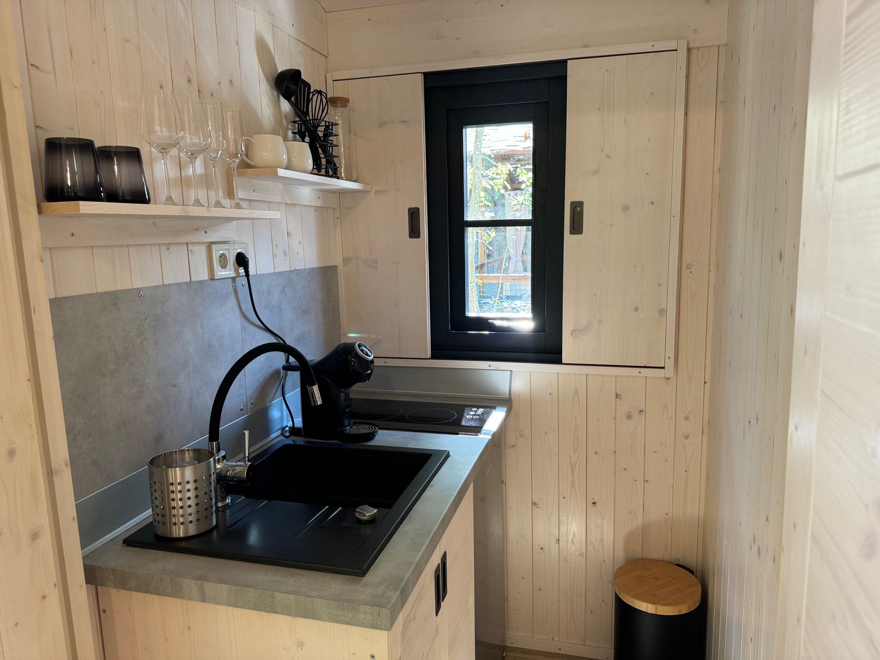 Évasion romantique dans une cabane avec jacuzzi en Aquitaine à Saint-Astier — salle de bain