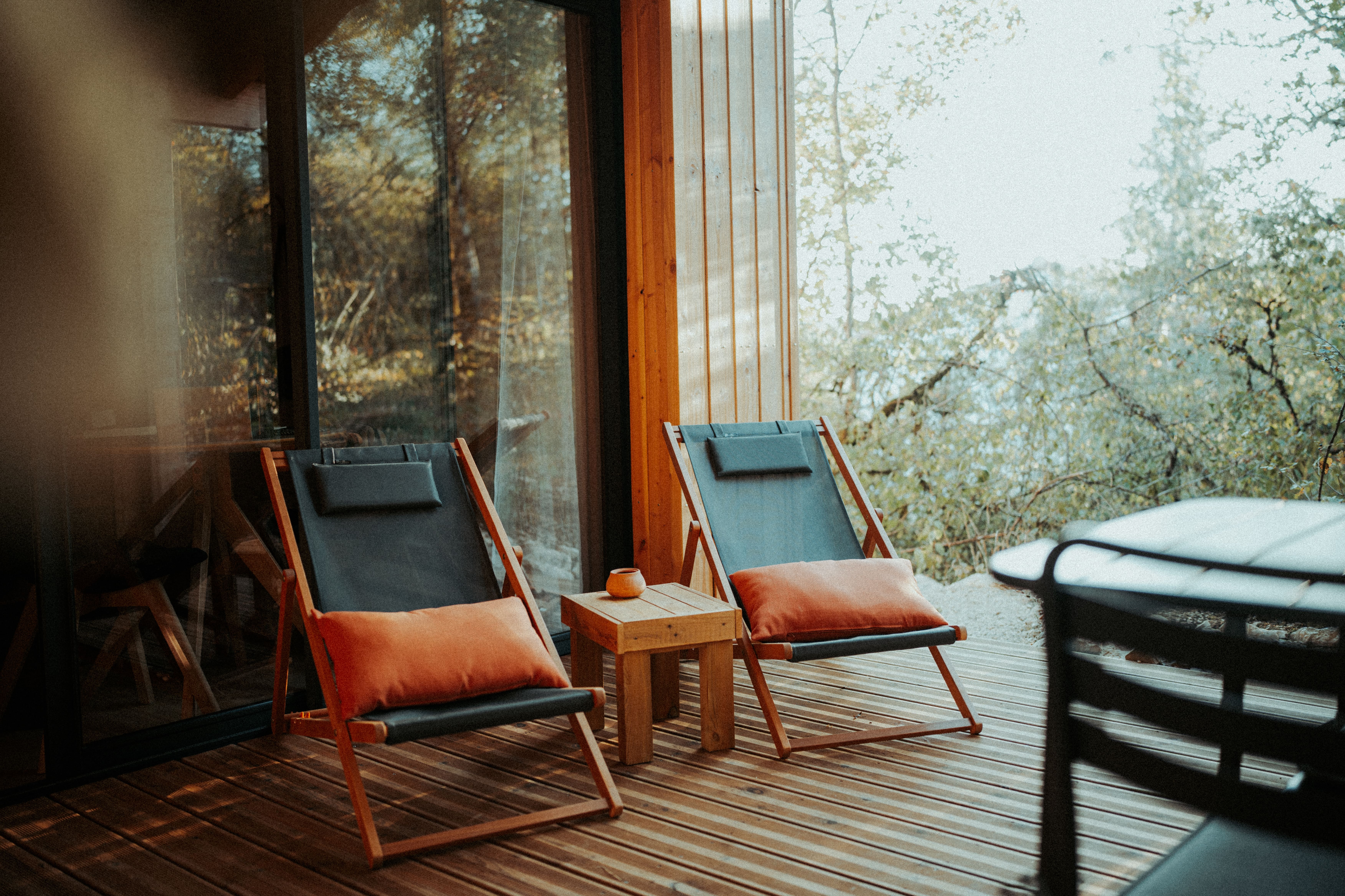 Évasion sensorielle dans une cabane avec spa en Midi-Pyrénées à Mercues — vue depuis la terrasse