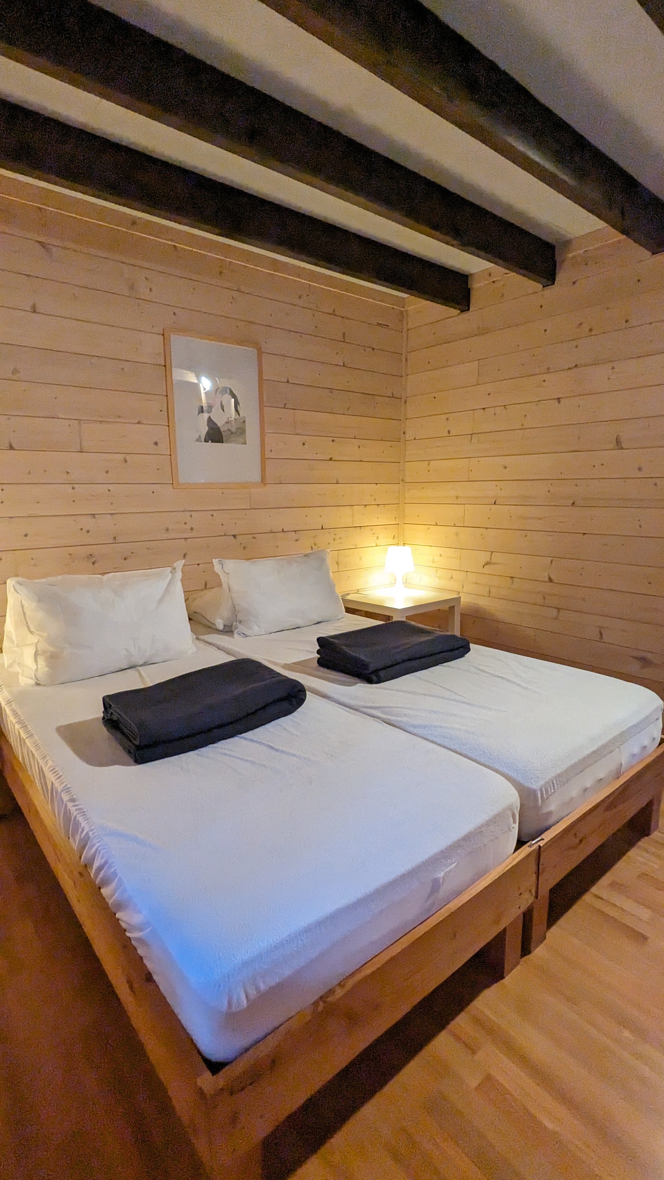 Chalet en bois de style néo-zélandais : une évasion en Aquitaine à Biron — cuisine