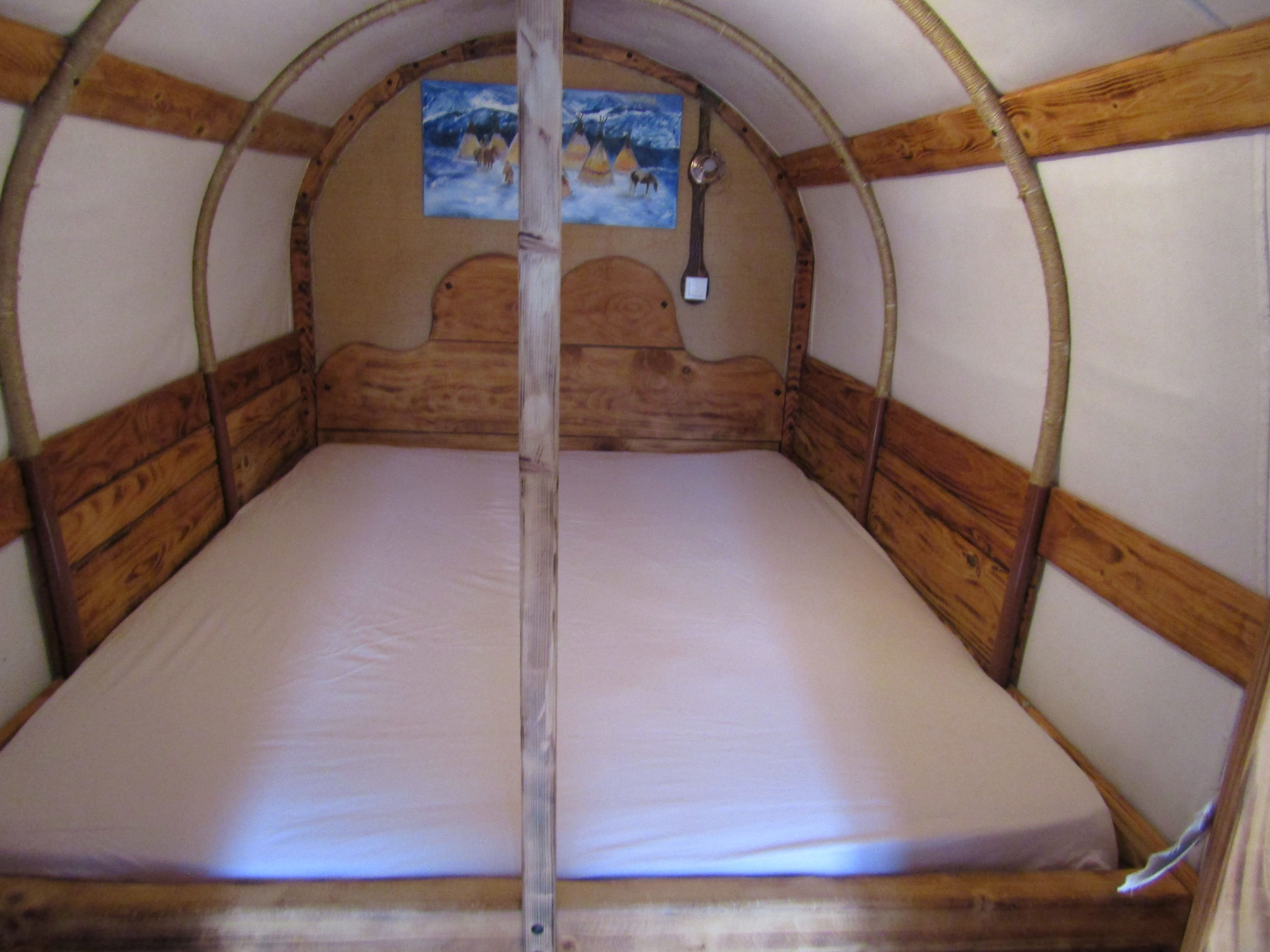Séjournez dans une roulotte calèche western en Rhône-Alpes à Cros De Géorand — salle de bain