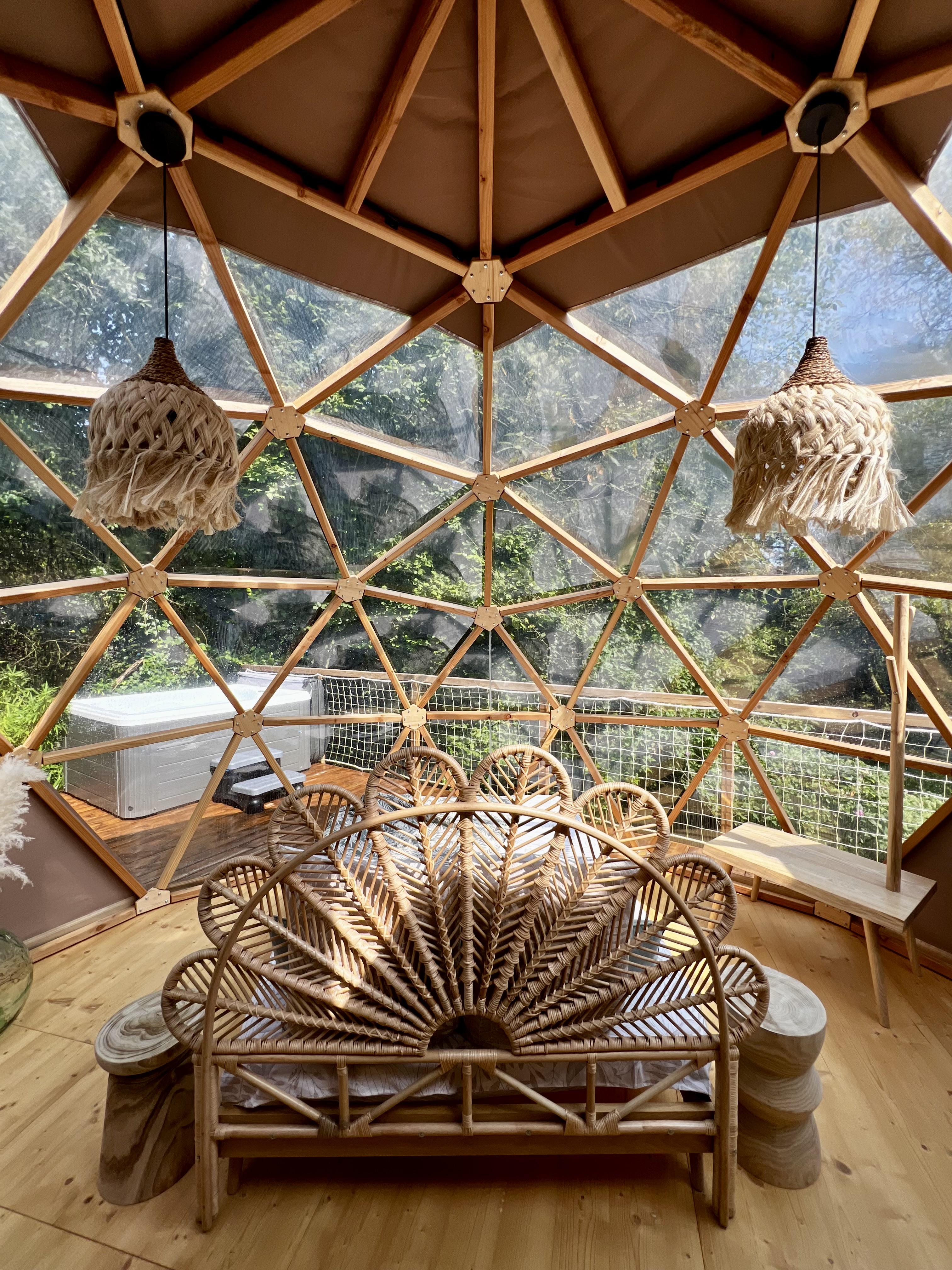 Dôme Guatape avec jacuzzi — Dôme romantique à Seine-et-Marne à Serris — espace de vie