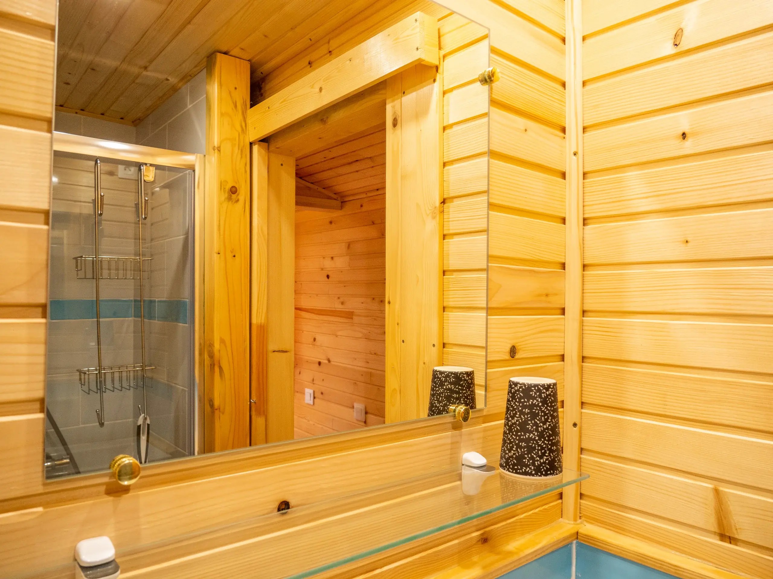 Roulotte Les Mésanges — Escapade bohème au bord d'un ruisseau en Ariège à Foix — environnement naturel