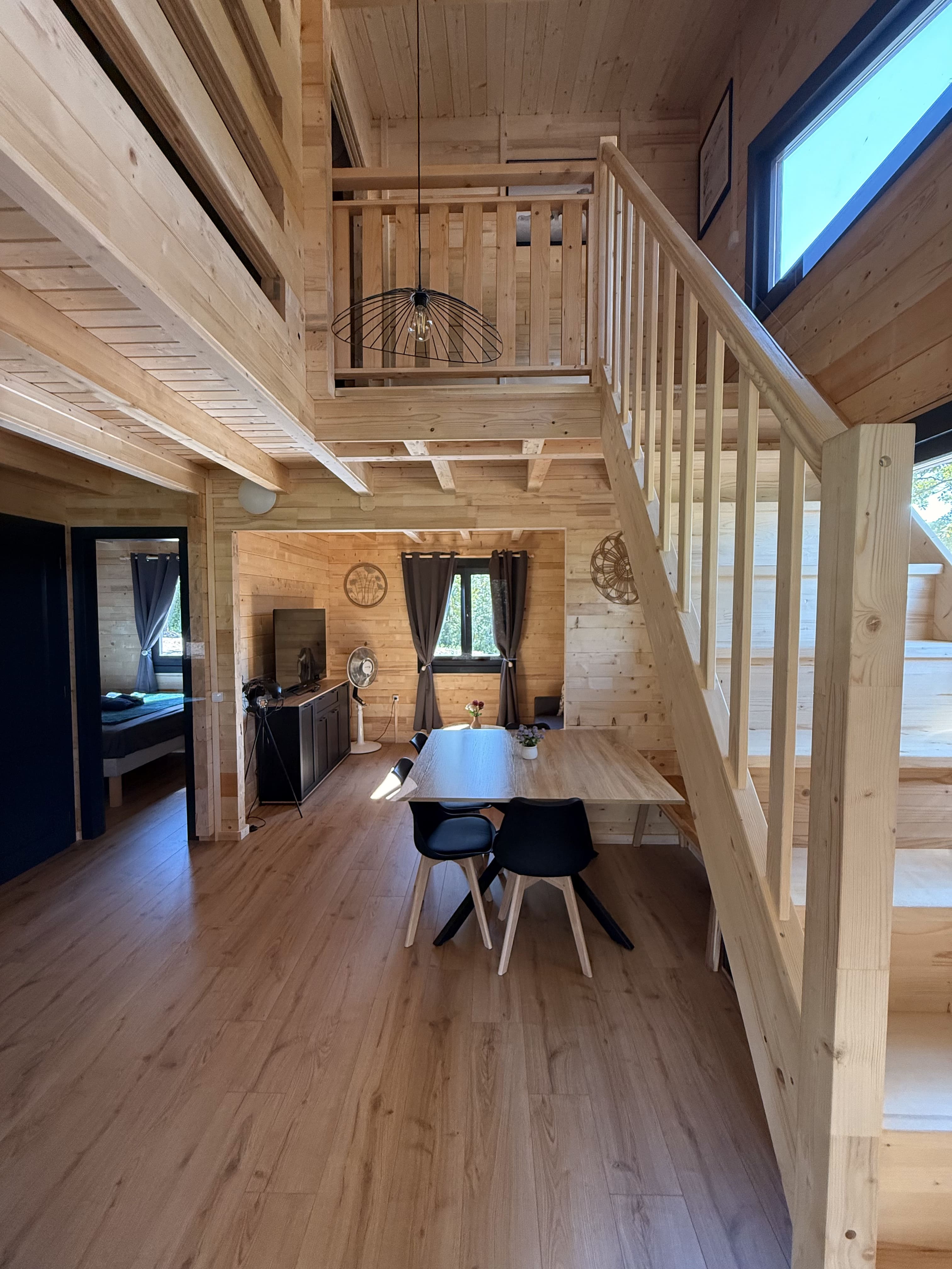 Lodge La Colibă — Chalet avec terrasse panoramique à Ain à Meillonnas — espace de vie