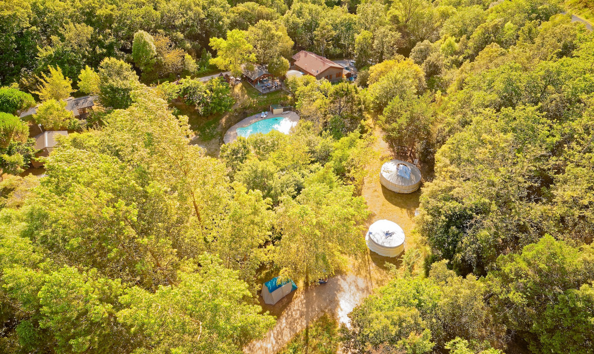 Tente Inuit Forêt — Séjour insolite avec spa à 20m² en Pyrénées-Orientales à Perpignan — environnement naturel