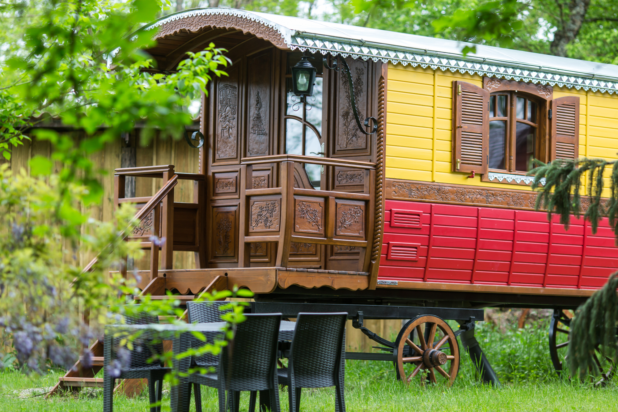Roulotte Tzigane — Séjour bohème avec spa à La Teste-de-Buch (Gironde) à Le Nizan — vue intérieure