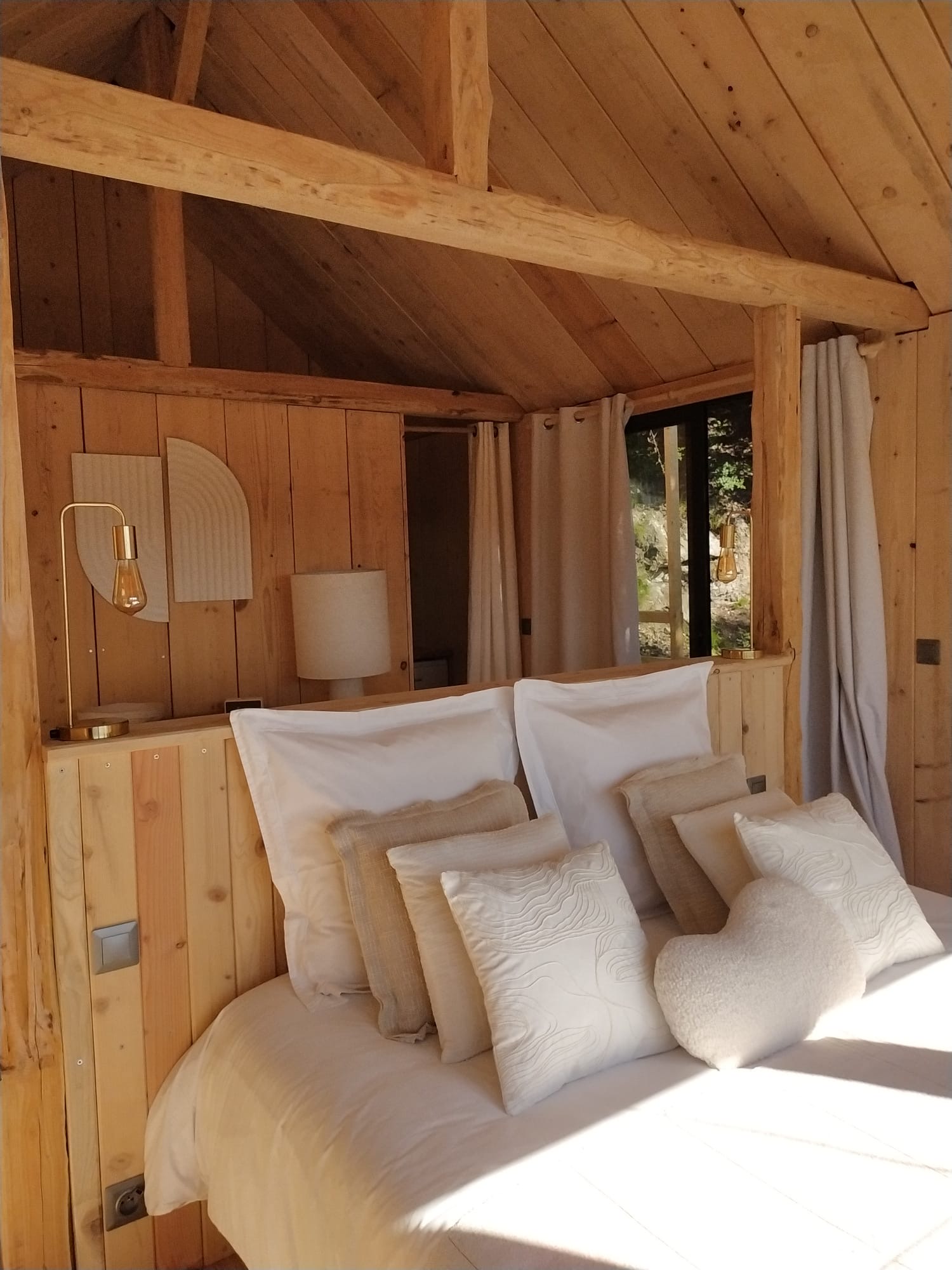 Cabane Casalina : une escapade romantique avec spa privatif à Poggio-Marinaccio — espace de vie