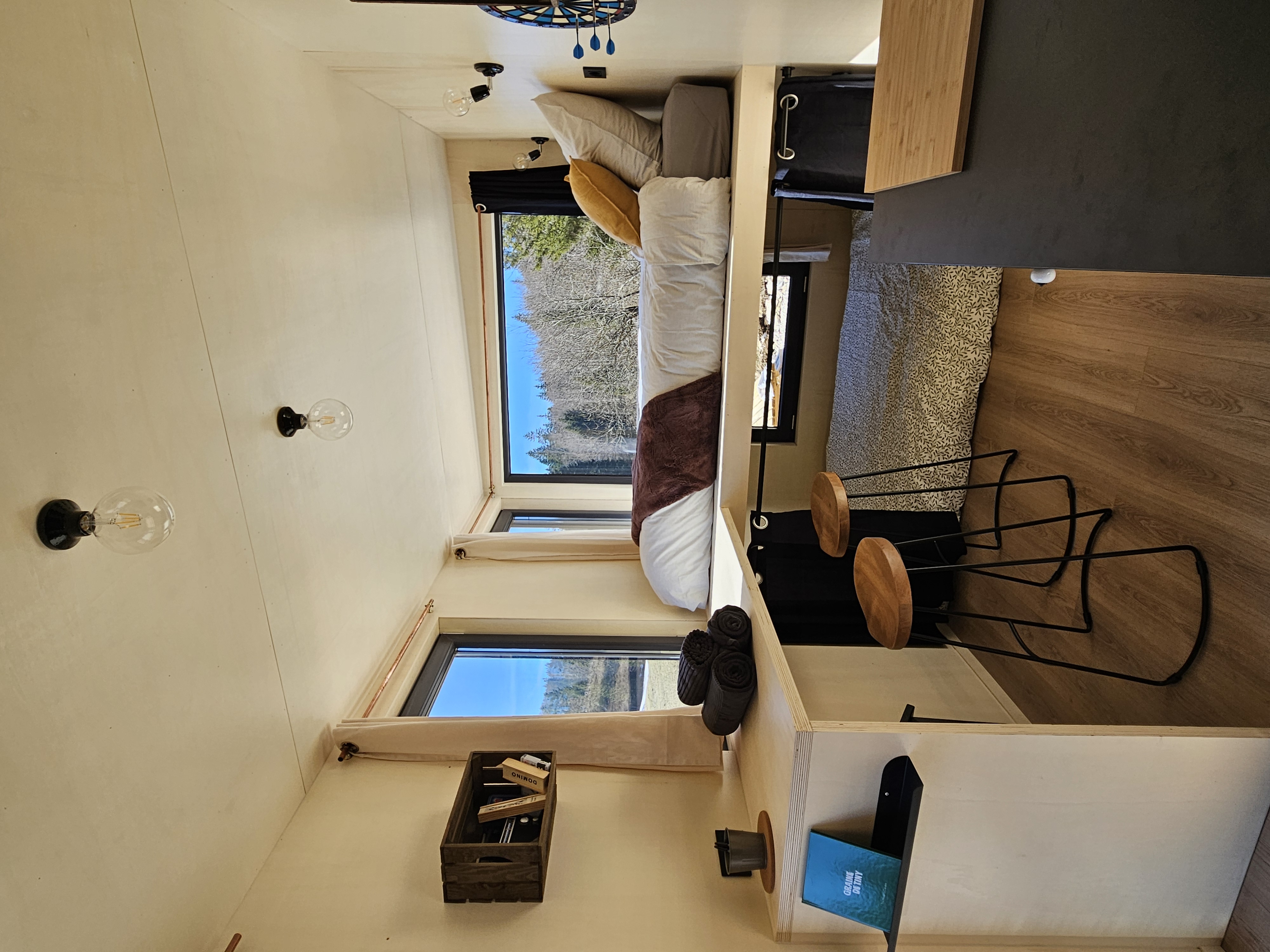 Tiny House L'Alpage — Séjour confortable avec vue panoramique à Jura à Dole — vue intérieure