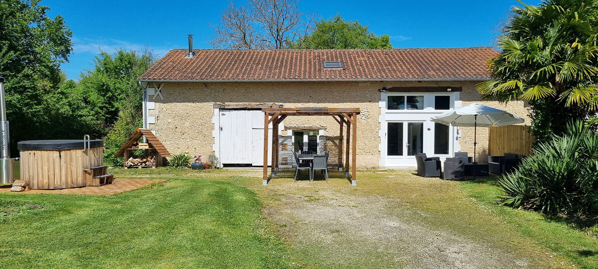 Gite La Petite Clavelie — Maison avec Spa à Dordogne à Alles-sur-Dordogne — espace de vie