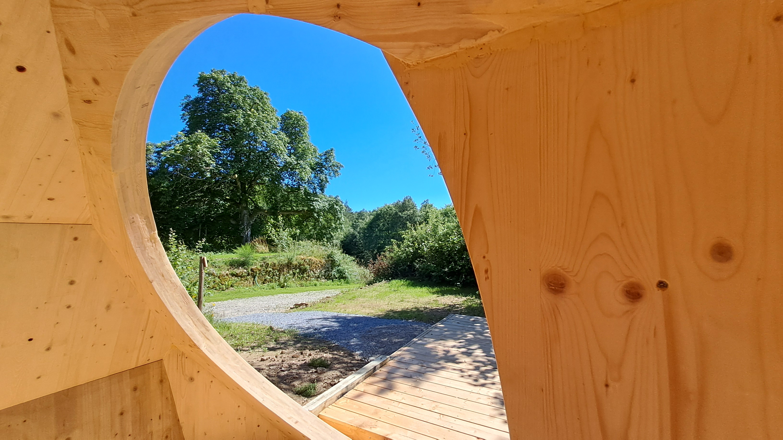 Nid du marronnier : une cabane végétalisée au cœur du Limousin à Neuvic — détail architectural