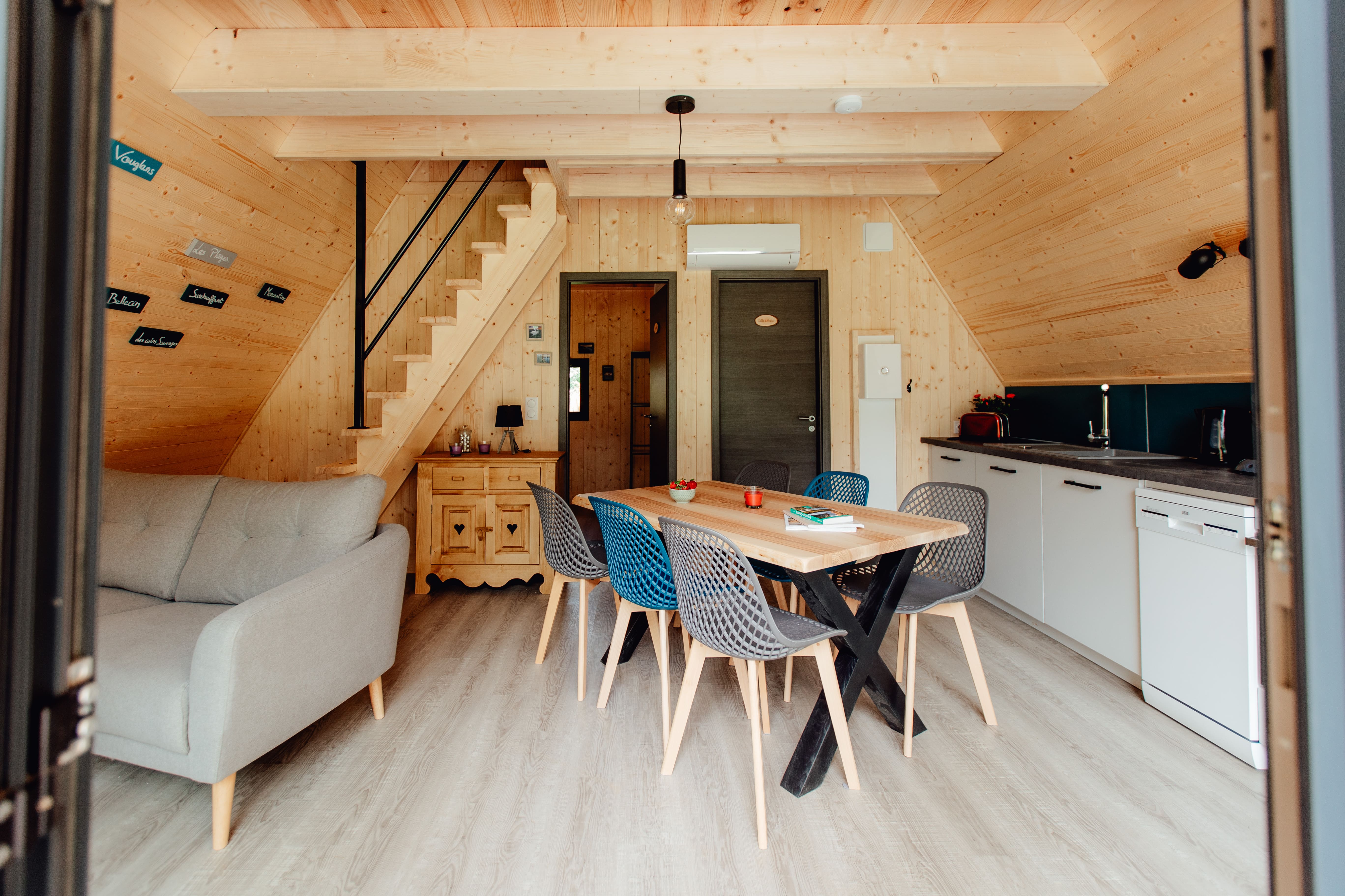 Chalet Vouglans : une cabane immersive en Franche-Comté à Coyron — espace de vie